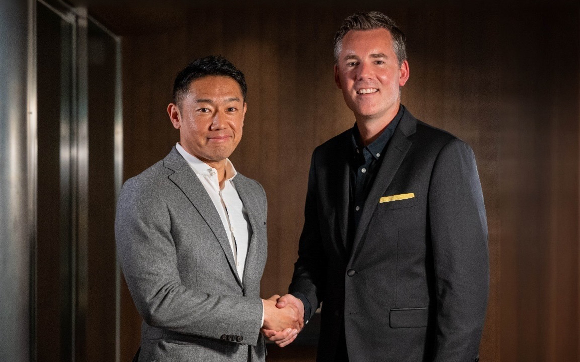 八光エルアール株式会社 代表取締役の池田浩八氏（左）、ロータス・カーズ ヨーロッパ、アジアパシフィック、中東、アフリカのプレジデント＆CEOのダン・バルマー氏（右）