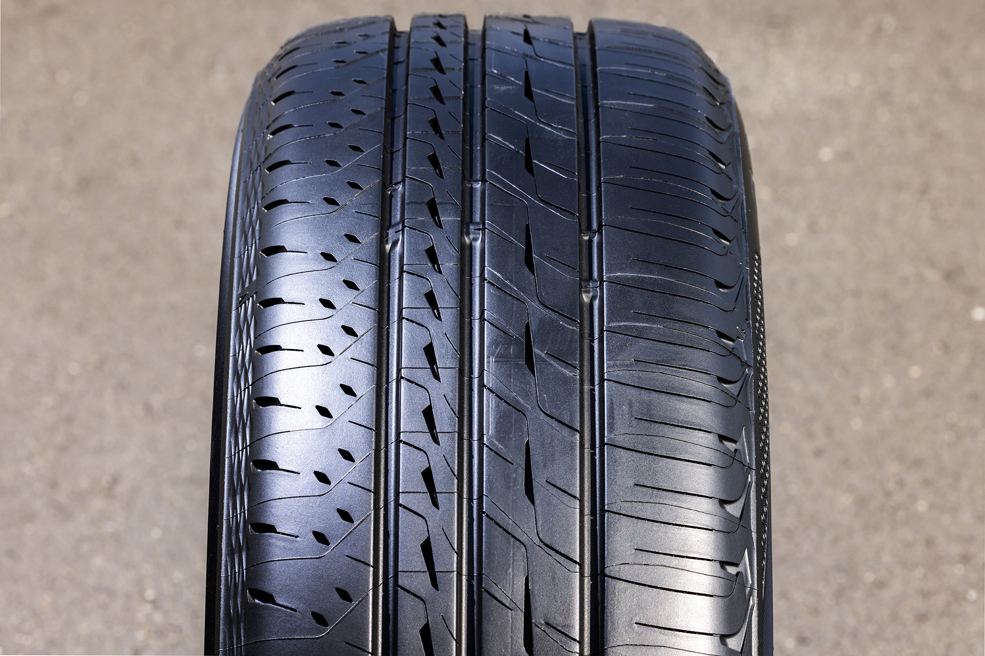 レグノ GR-XIII TYPE RVは専用パターンを採用しており、ショルダーブロックを大きくすることでブロック剛性を高め、ふらつきを低減。またタイヤのIN側にはショルダー部の剛性を高める「ダイヤモンドスロット」を採用し、高いブロック剛性を確保しつつ路面からの振動を吸収することで乗り心地とロードノイズの低減、偏摩耗の抑制を実現している。摩耗寿命についてはレグノ GR-XIII比で19％向上しているという