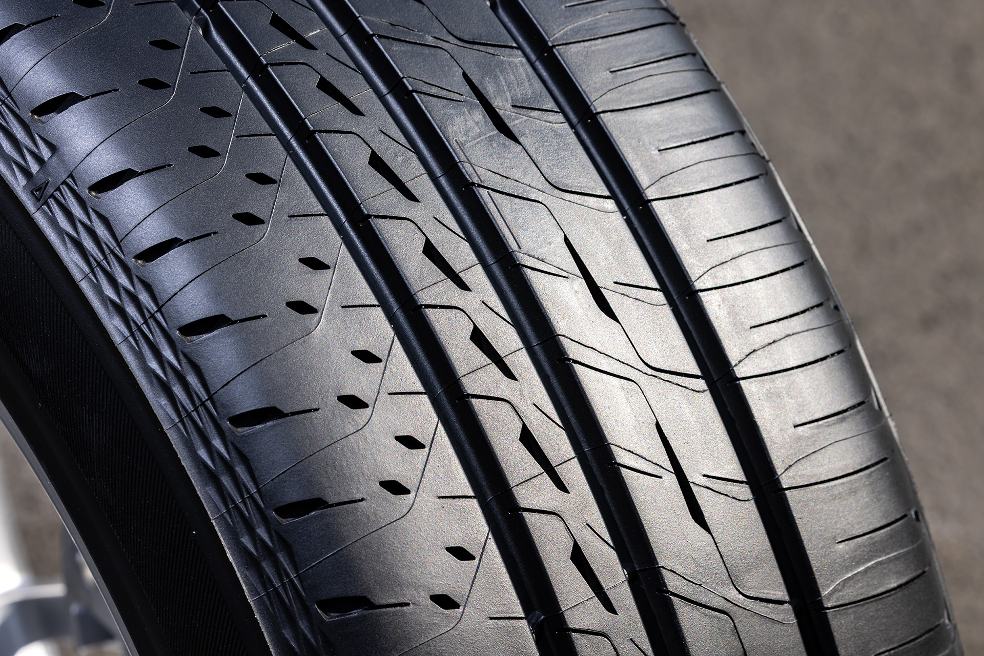 レグノ GR-XIII TYPE RVは専用パターンを採用しており、ショルダーブロックを大きくすることでブロック剛性を高め、ふらつきを低減。またタイヤのIN側にはショルダー部の剛性を高める「ダイヤモンドスロット」を採用し、高いブロック剛性を確保しつつ路面からの振動を吸収することで乗り心地とロードノイズの低減、偏摩耗の抑制を実現している。摩耗寿命についてはレグノ GR-XIII比で19％向上しているという