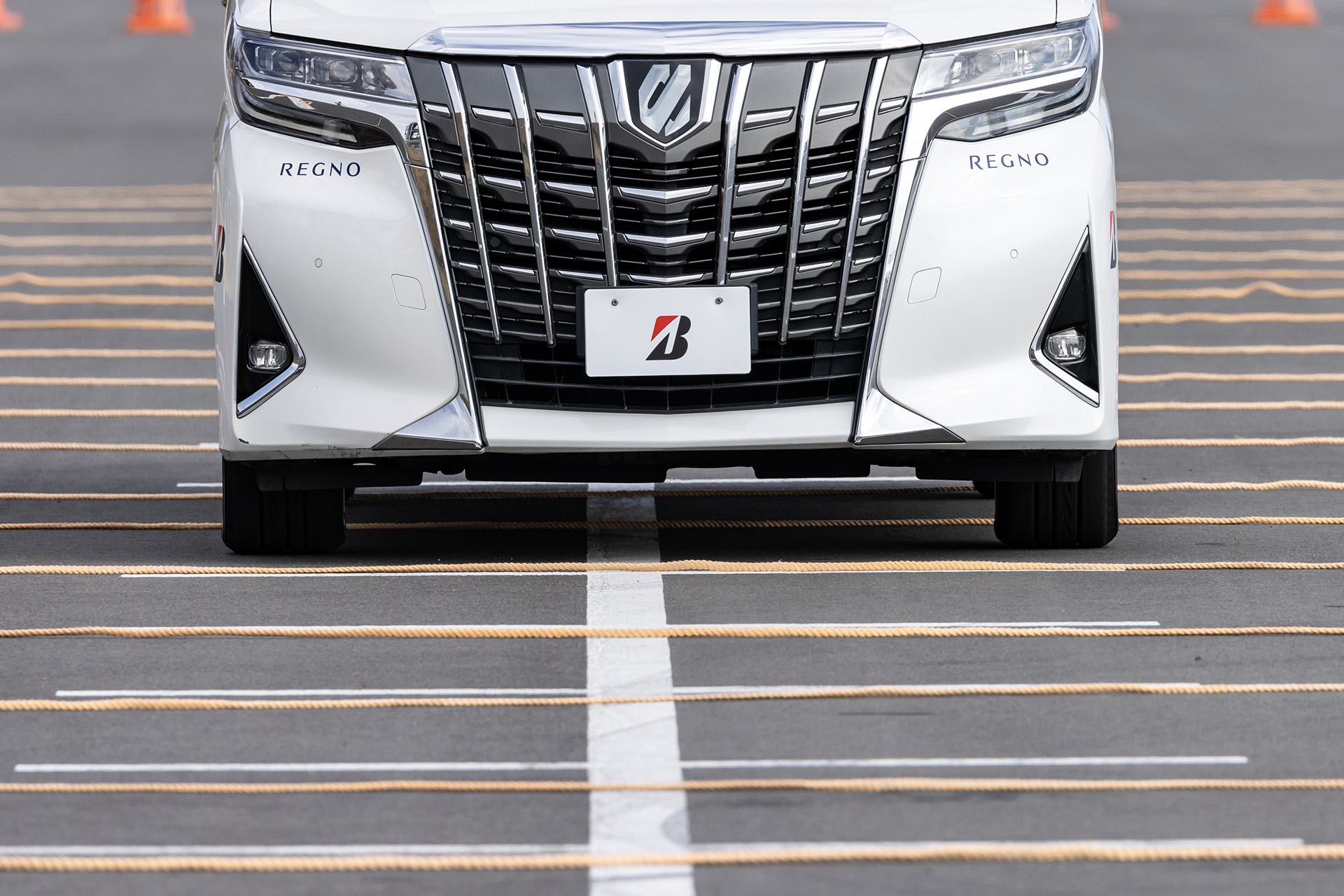 パイロンや突起物を並べたコース、そして一般道でも試乗を行なった