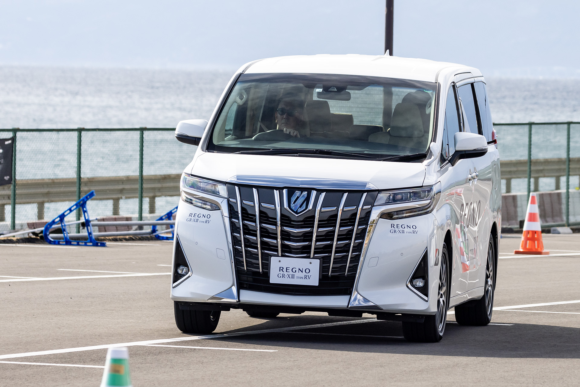 パイロンや突起物を並べたコース、そして一般道でも試乗を行なった