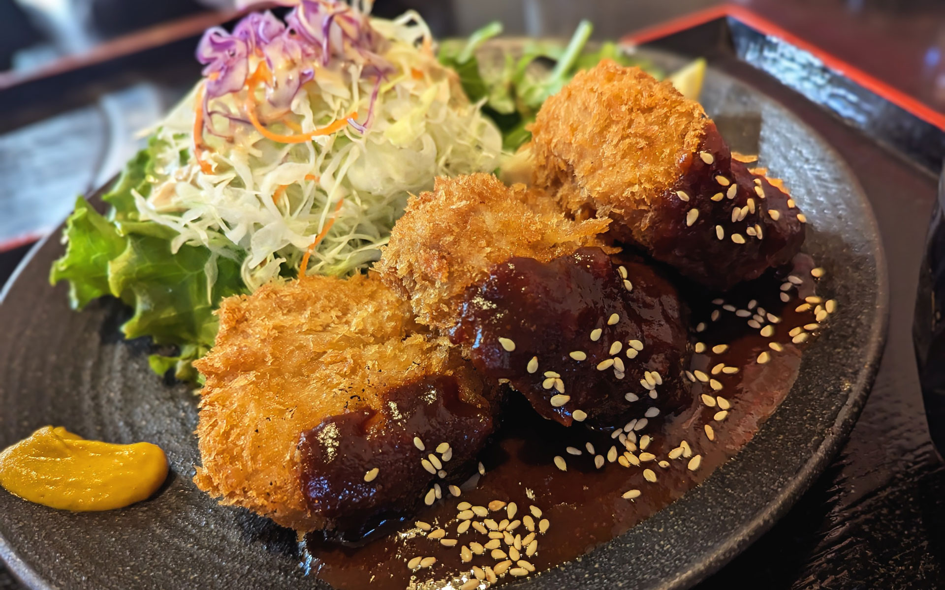 飯テロ担当、本日はいつぞやのロケで立ち寄ったとんかつ街道で食べたみそだれヒレカツです。最近はロースかつを食べるのがしんどくなってきました……（笑）