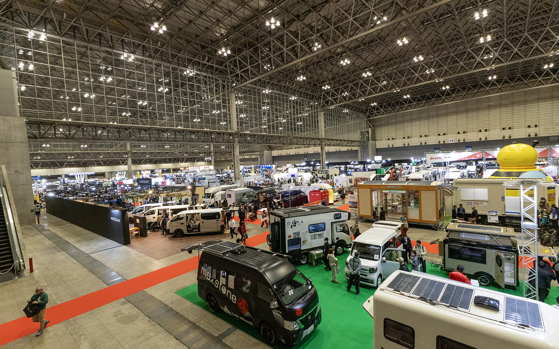 幕張メッセの6つのホールを使って開催。キャンピングカーオーナーはペットを連れて旅を楽しむケースが多いので、このイベントもペット同伴入場が可能だ