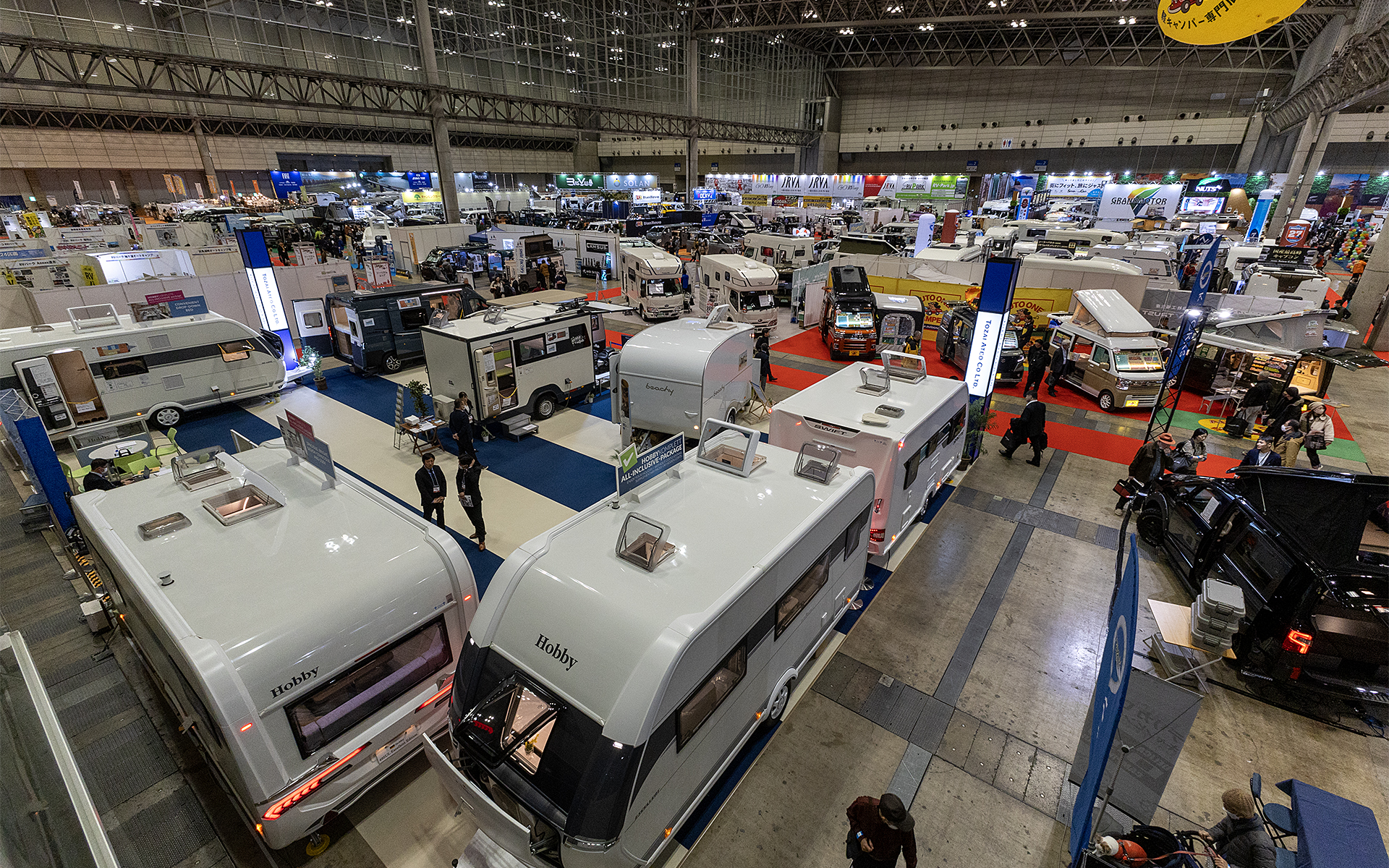 ジャパンキャンピングカーショー2025の開催時間は10時～17時（2月3日は16時まで）で、入場料は大人・電子チケットが1500円、紙チケットが1800円。中学生以下無料。ペット同伴入場もでき、ペット1頭の入場料は500円、2頭以上は1000円となっている