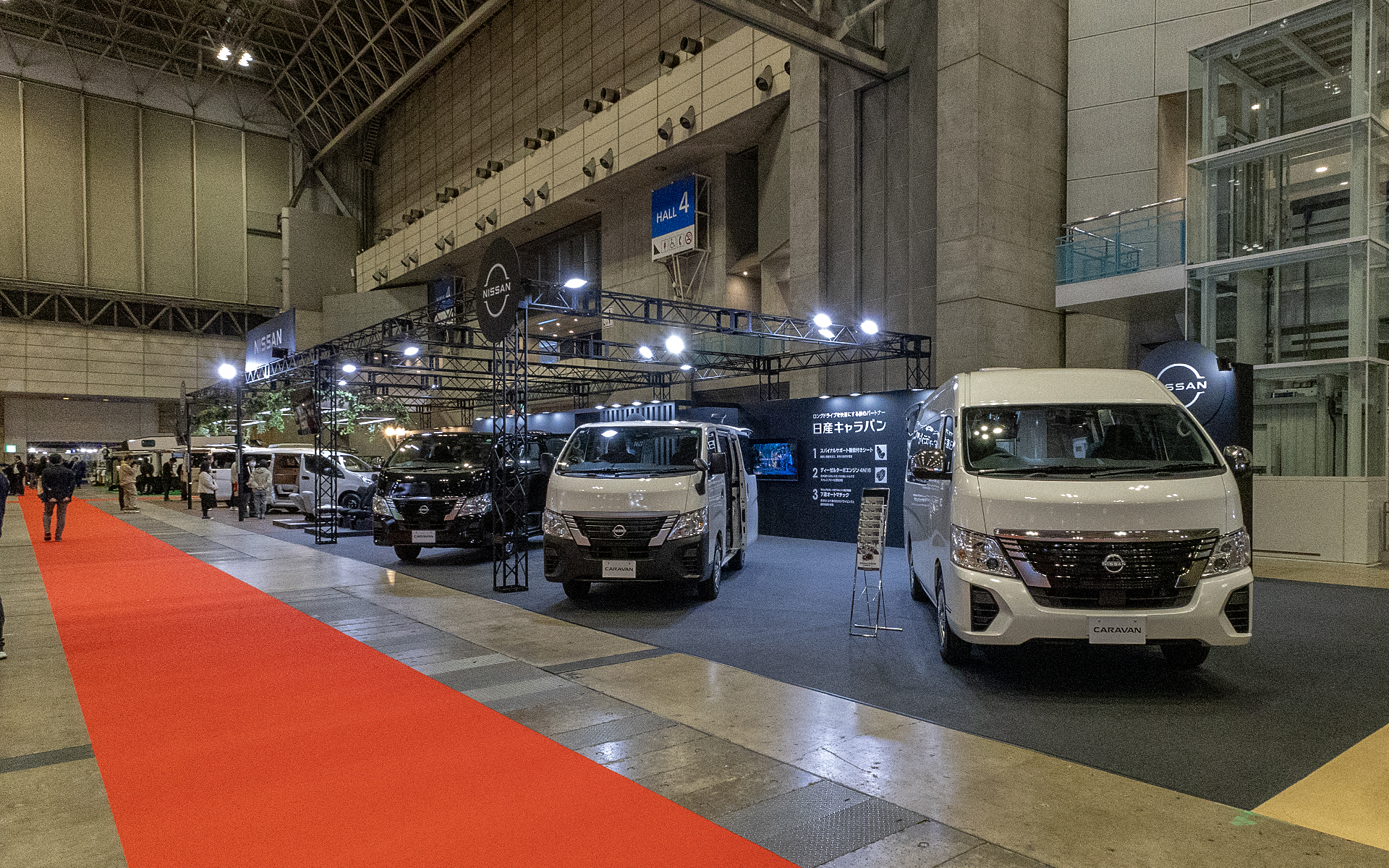 ジャパンキャンピングカーショー2025の日産ブース。MYROOMのほかにもキャラバンのバリエーションが展示されている