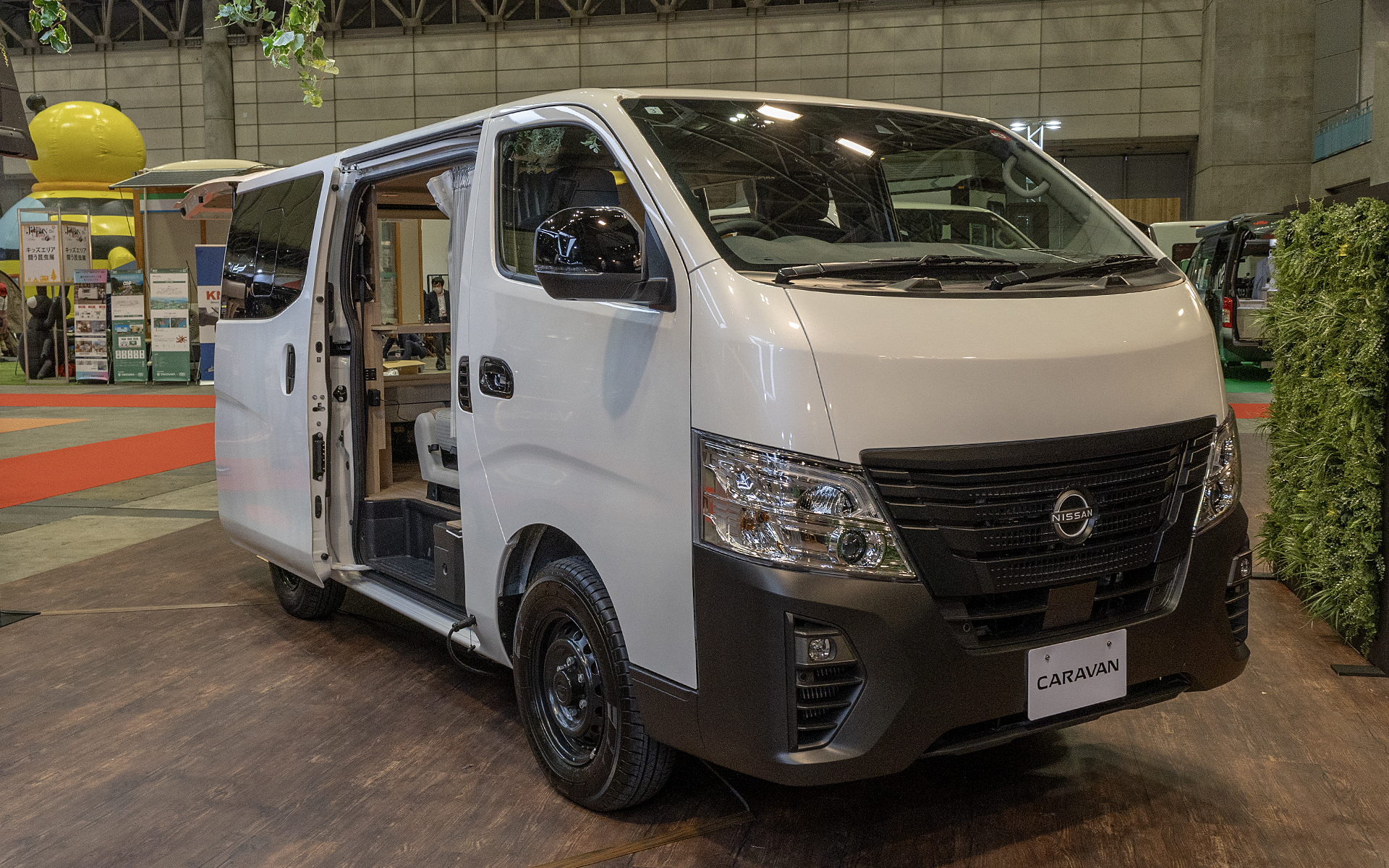 キャラバンMYROOMは2台展示。こちらは「折りたたみベッド」を装備した標準車