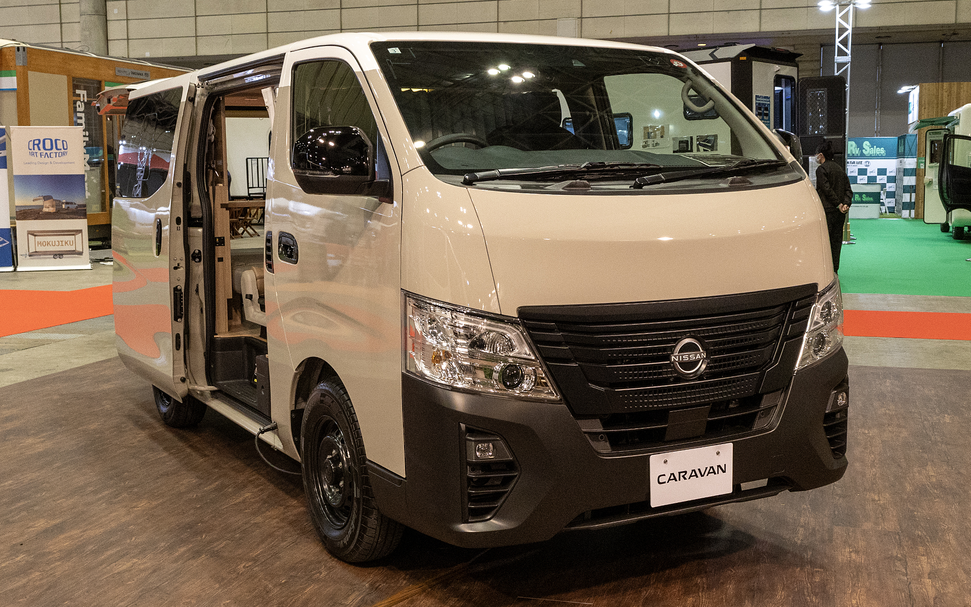 架装オプションとして設定されている「MYROOM跳ね上げベッド」装着車