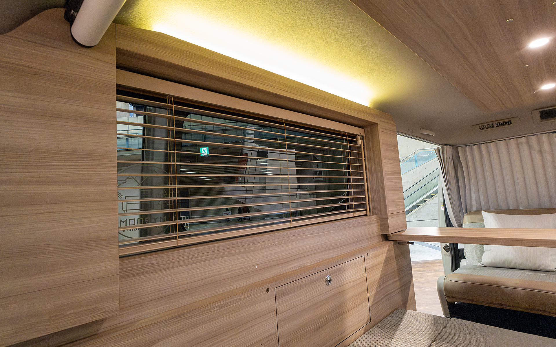 カーテンではなくてウッドブラインドを装備する