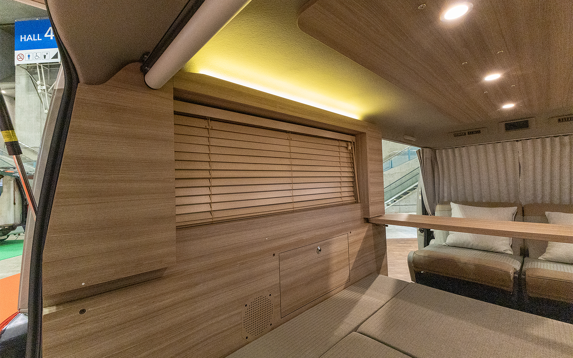 ブラインドは閉めることもできるし、巻きあげてガラス面にもできるので走行中の側方視界が制限されることはない