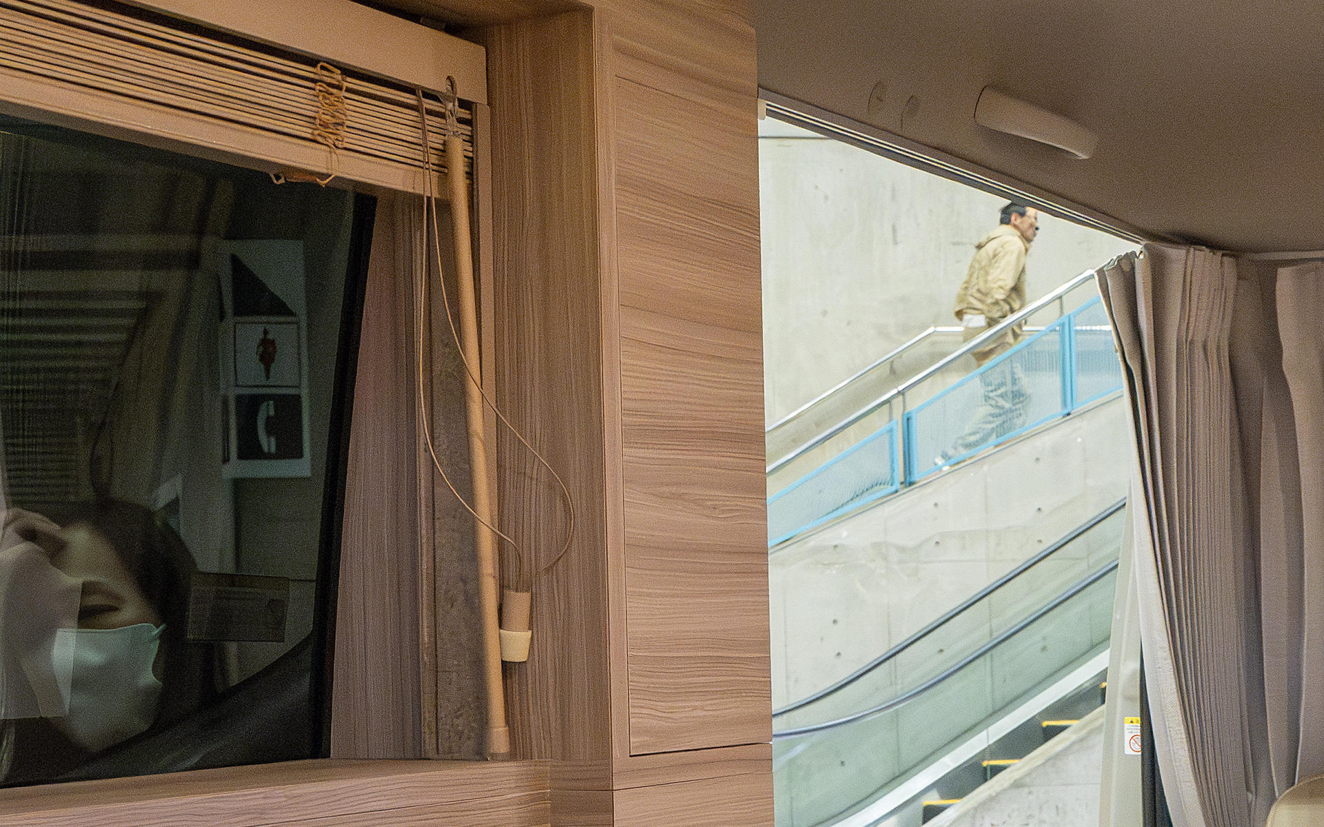 ブラインドの開け閉め操作用のバーやロープは走行中の振動で揺れて音を出さないよう固定できる作りになっている