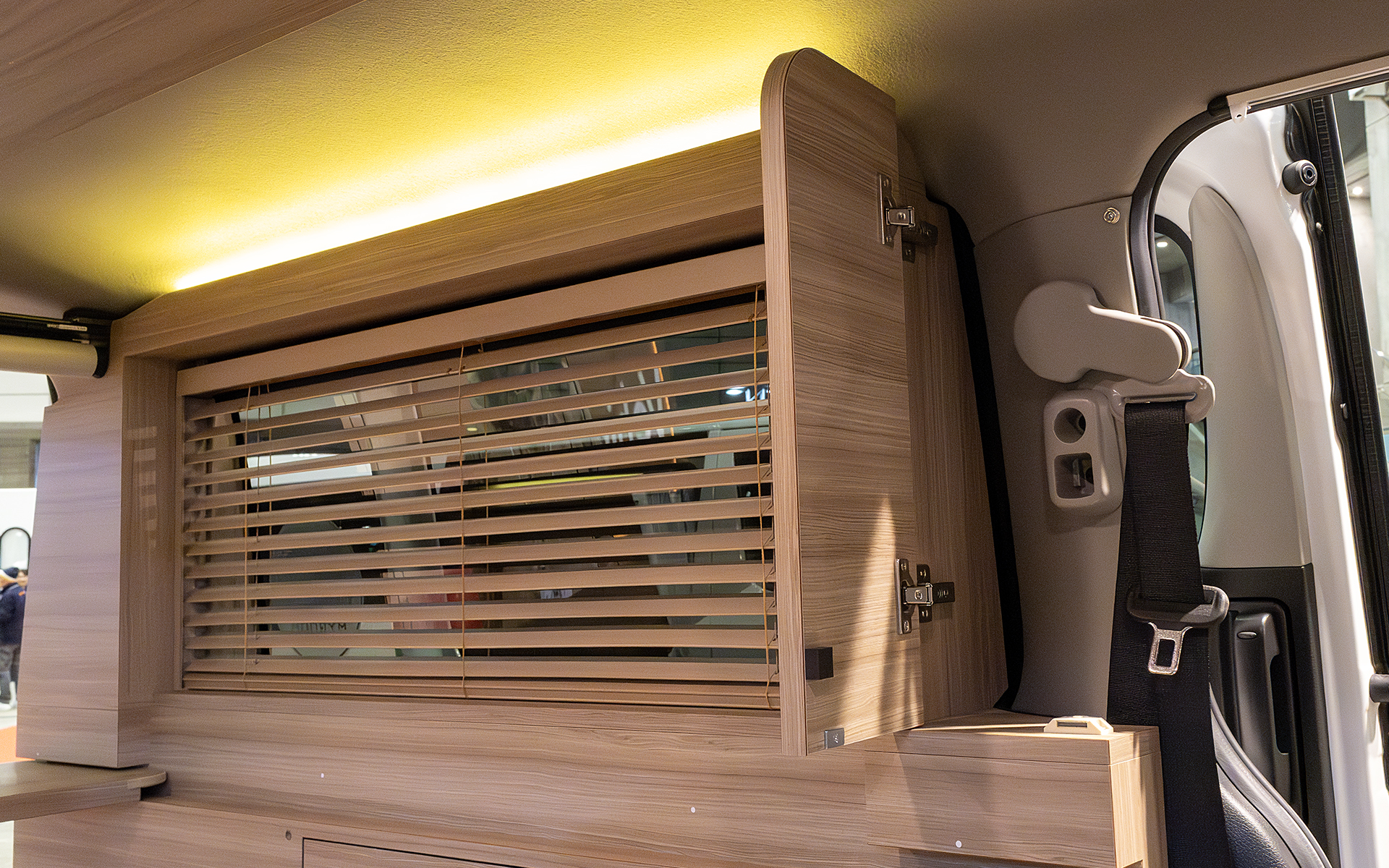 MYROOM仕様車では荷室との境にあるパーテーションバーを取り外しているが、車検時はバーの装着が決まりなのでブラケット部はそのまま。ただ、インテリアの雰囲気に合わないので内装と同じ素材で作ったヒンジ式カバーを設けて見えないようにしている