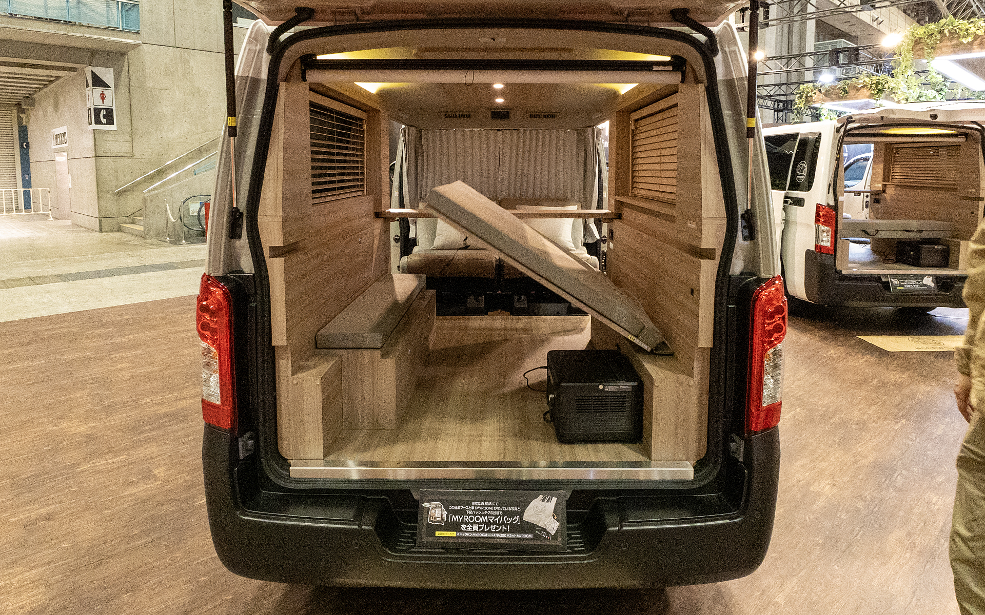 跳ね上げベッドは右の壁面にセットされている。ロックを外すと開くがダンパーが効いているので開き方はとてもゆっくりで安心、安全