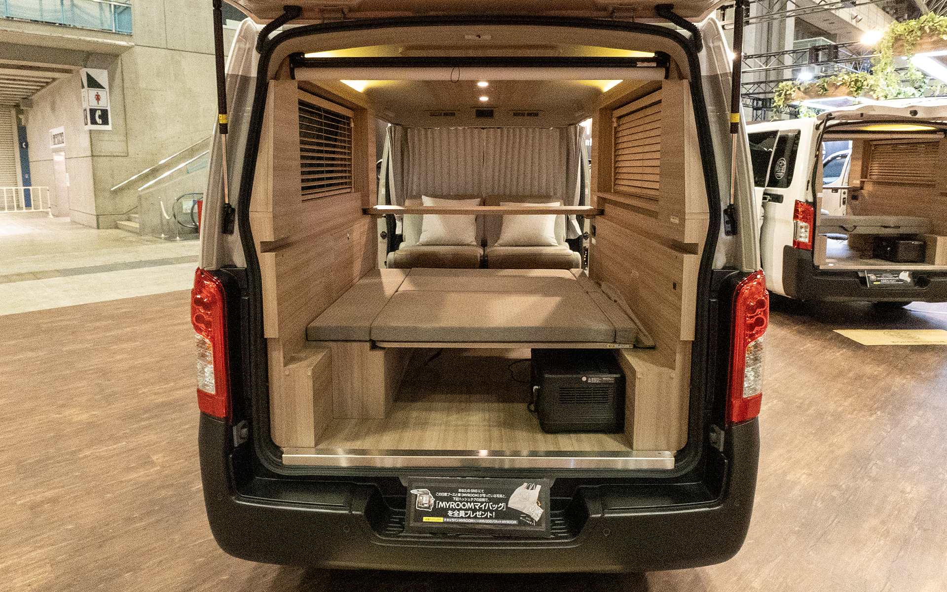 ベッドを展開した状態。ベッド長は2192mm（シート部含む）