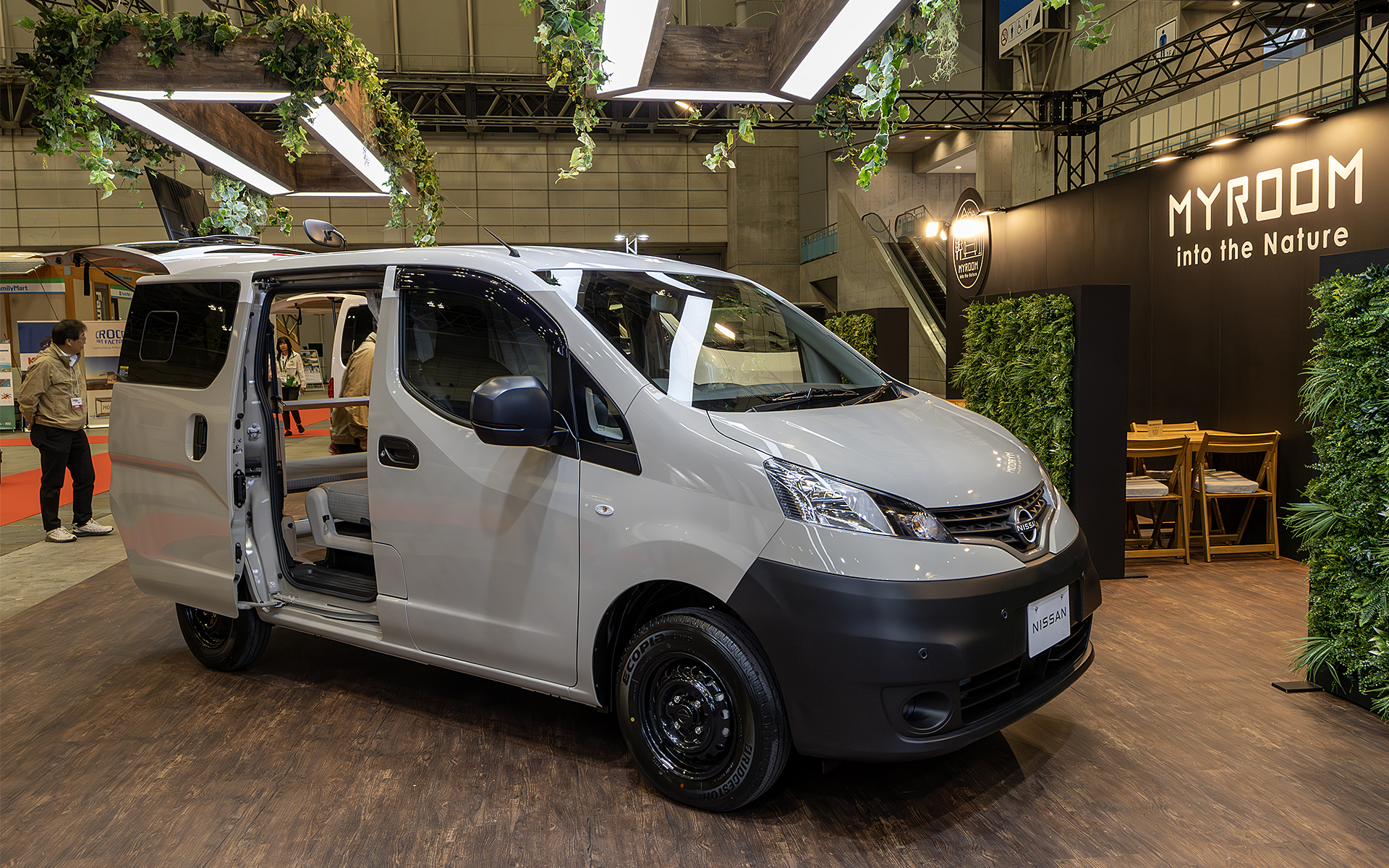 NV200バネットMYROOM。ボディサイズは4410×1695×1885mm（全長×全幅×全長）とキャラバンよりコンパクト。ベッドスペースは長さが1840mmで幅が1200mm。ベッド上高さは955mm