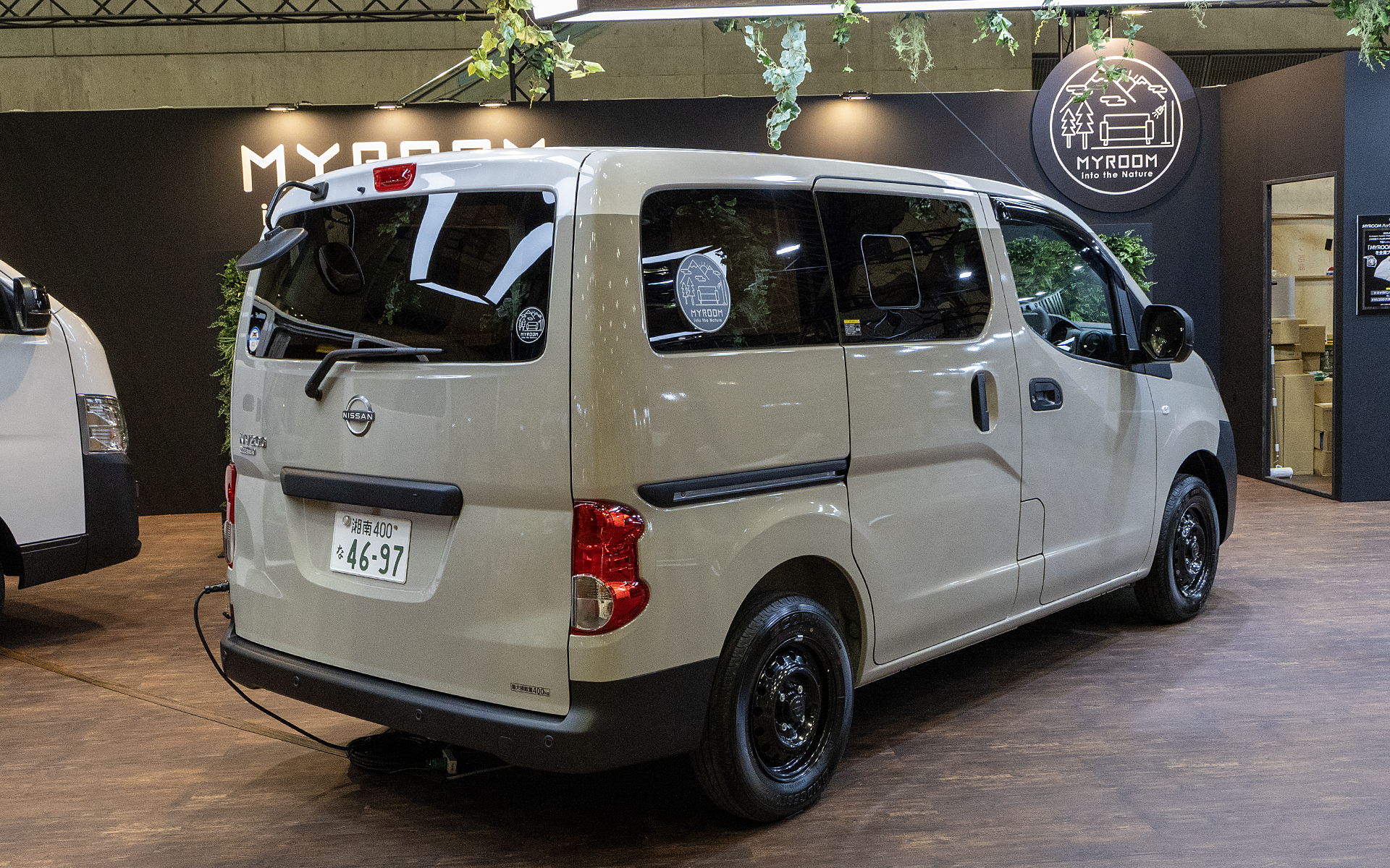 ボディカラーはサンドベージュ/ホワイトパール。なお、サンドベージュは過去に販売されていた「ラシーン」に設定されていたものだが、MYROOMの企画段階でデザイナーがデザイン画に用いたカラーと近いものだったので採用されたという