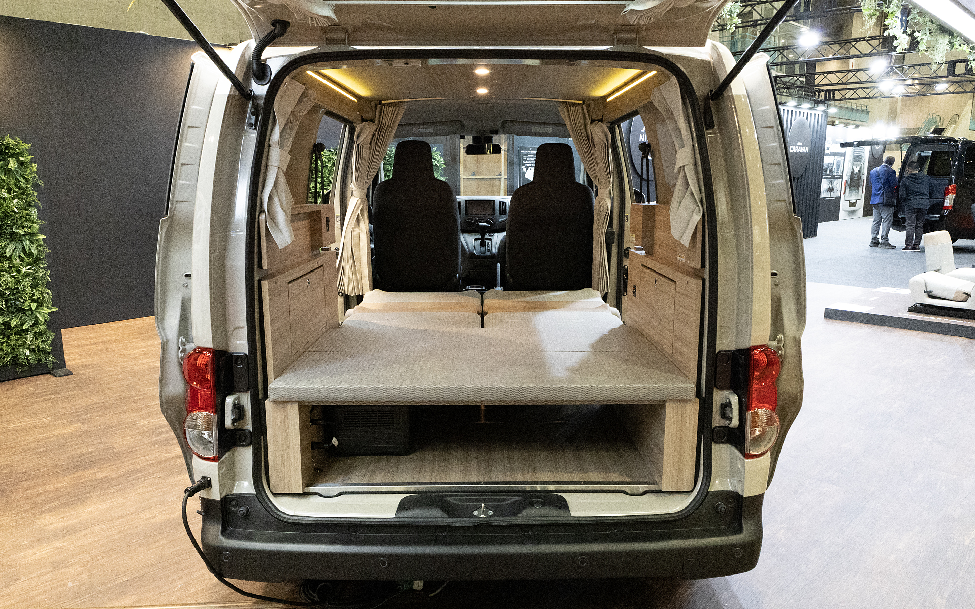 ベッドルームモード。ベッドスペースは長さが1840mmで幅が1200mm。ベッド上高さは955mm。ベッド下にはスペースがあり高さは258mm、床長は1065mm、床幅が1050mm