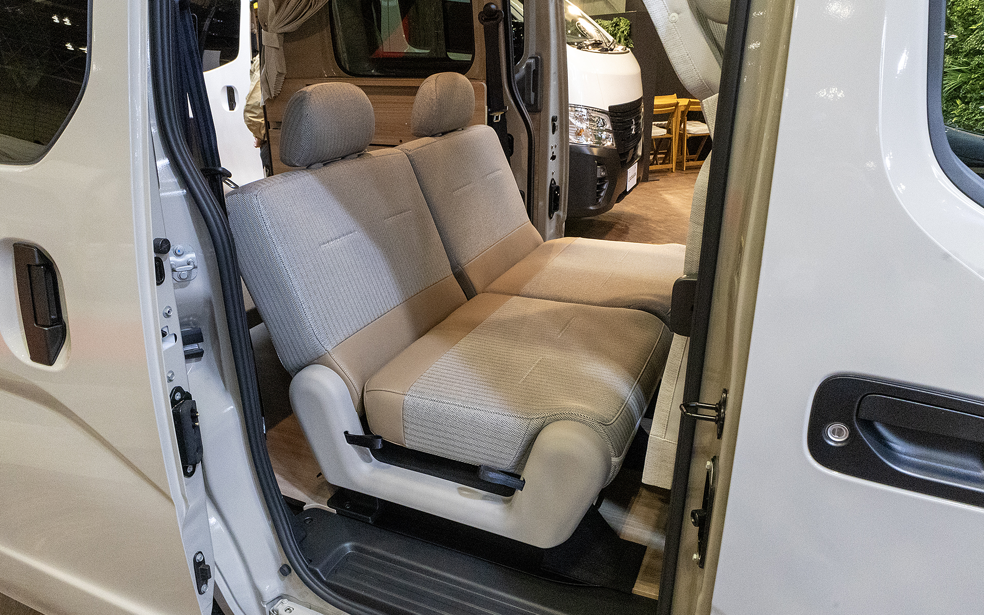 セカンドシートはキャラバンMYROOMと同じく「2in1シート」。一般的なキャンピングカーでは汎用品のキャンピングカー用セカンドシートを使うことが多いが、「2in1シート」は日産が開発したものでMYROOM車のみに使用されている。ヘリンボーンの表皮は以前の型のノートに使用されていたもので、デザインのイメージに合うので採用されたという