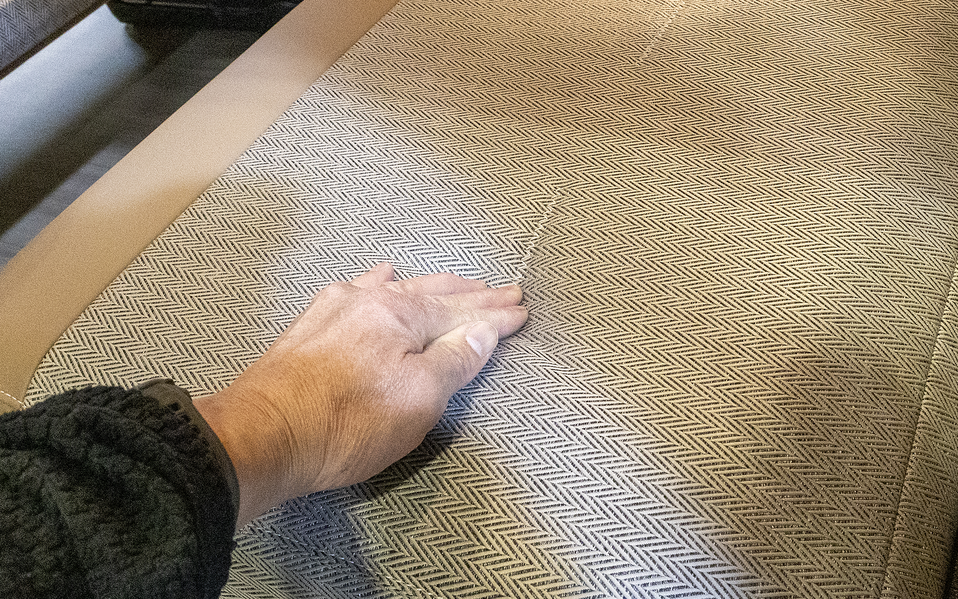 2in1シートは背面、座面とも裏と表でクッション材を変えている。座席モードの際の「表面」は背もたれ、座面とも柔らかいクッション。そしてベッドモードでは身体が沈み込みすぎないよう堅めのクッションとなる