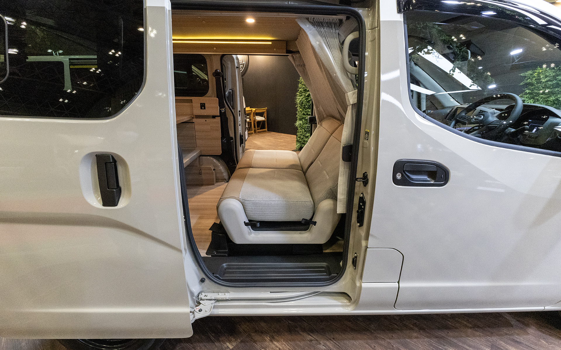 フロントシートを前に出して最大まで倒した状態