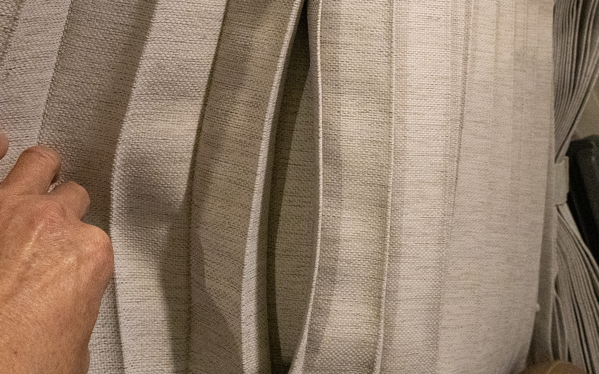 左右のカーテンをセンターで合わせるが、合わせ目に隙間ができないよう「プリーツ」の部分を重ねて留める仕様になっている。MYROOM開発チームにはデザイナーもいるので使い勝手のよさや見栄えのよさは細かい部分まで追求されている