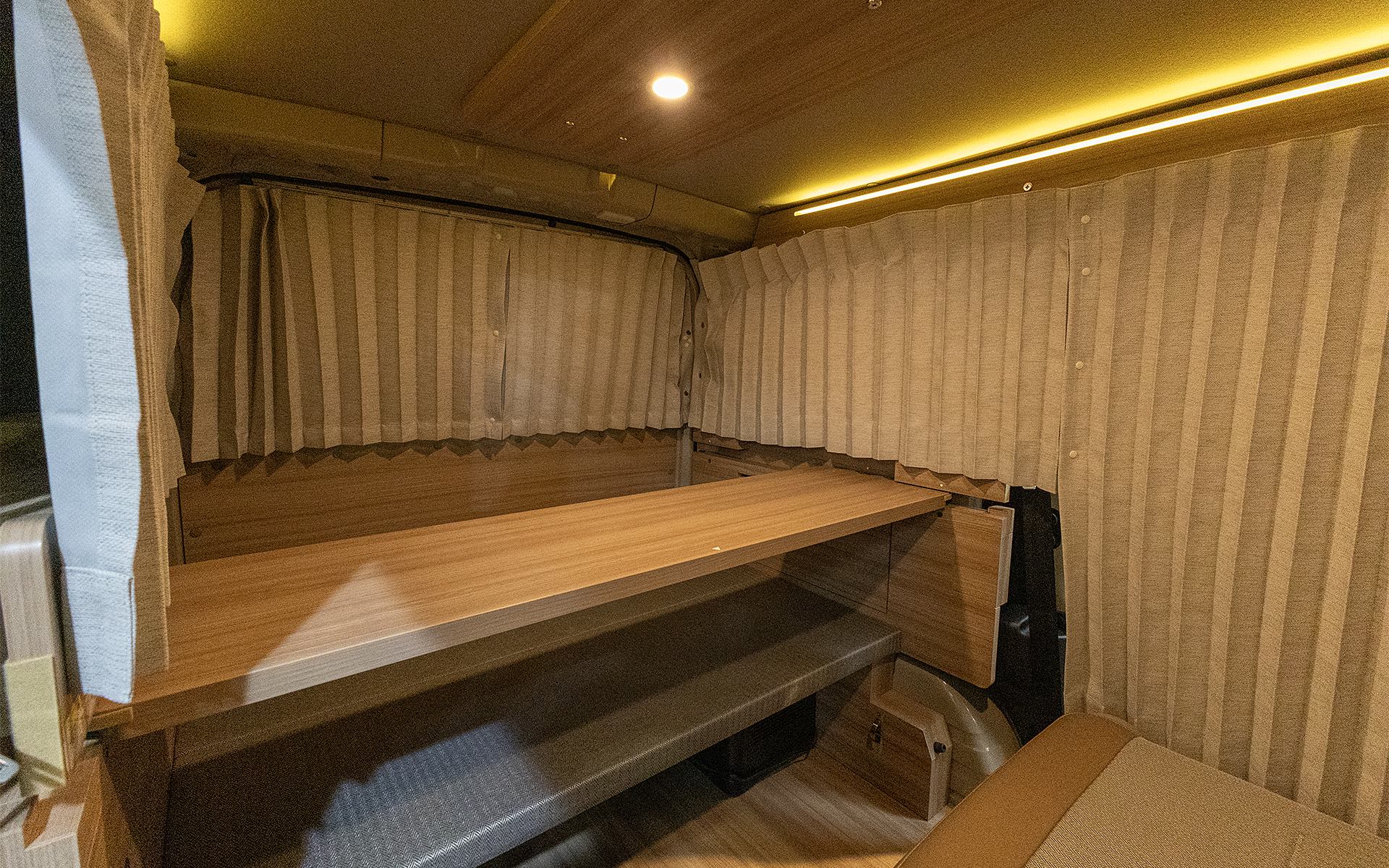 両サイドの窓にも同様のカーテンが付く