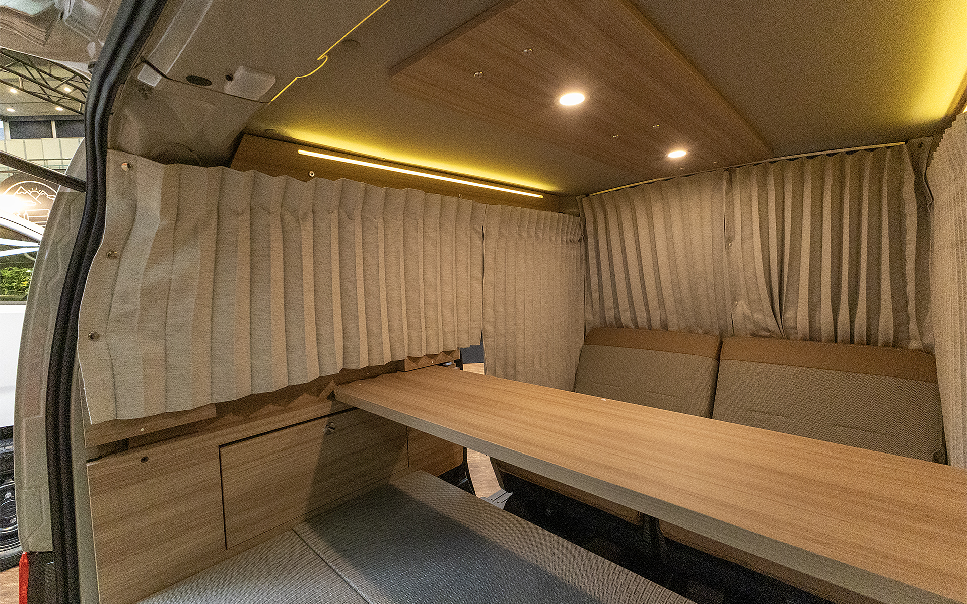 カーテンを開けているときにカーテンを束ねる「ふさ」はカーテン展開時にプラプラしないようしまえる作りになっている