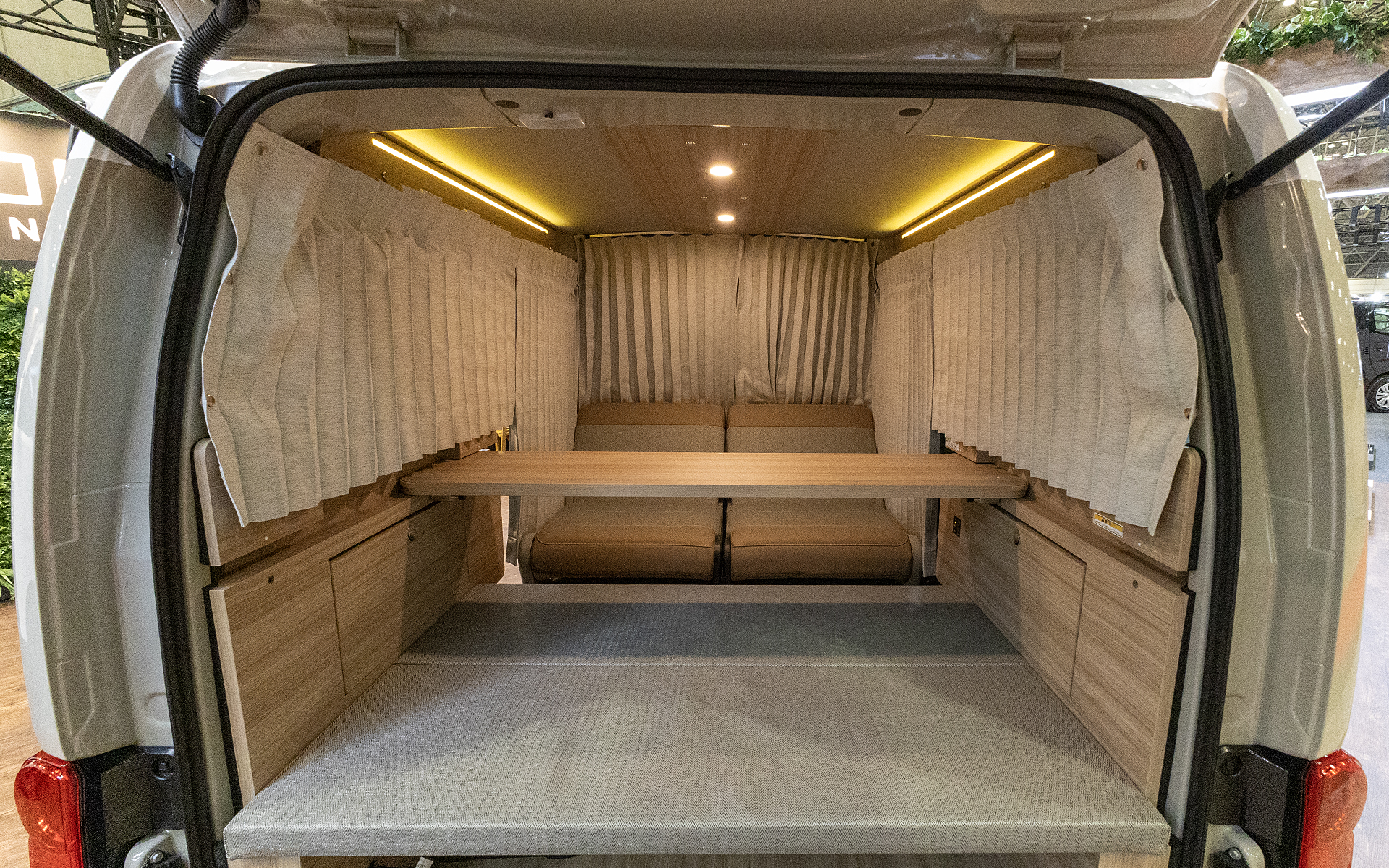 すべてのカーテンを閉めた状態。遮光カーテンなので日の明かりはしっかり遮る。また、室内が明るくても外に透けることもない