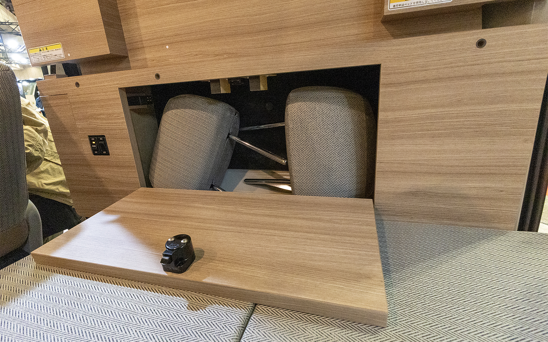 後方にサイドボックスが設けてある。この中に外したヘッドレストが楽に収納できる