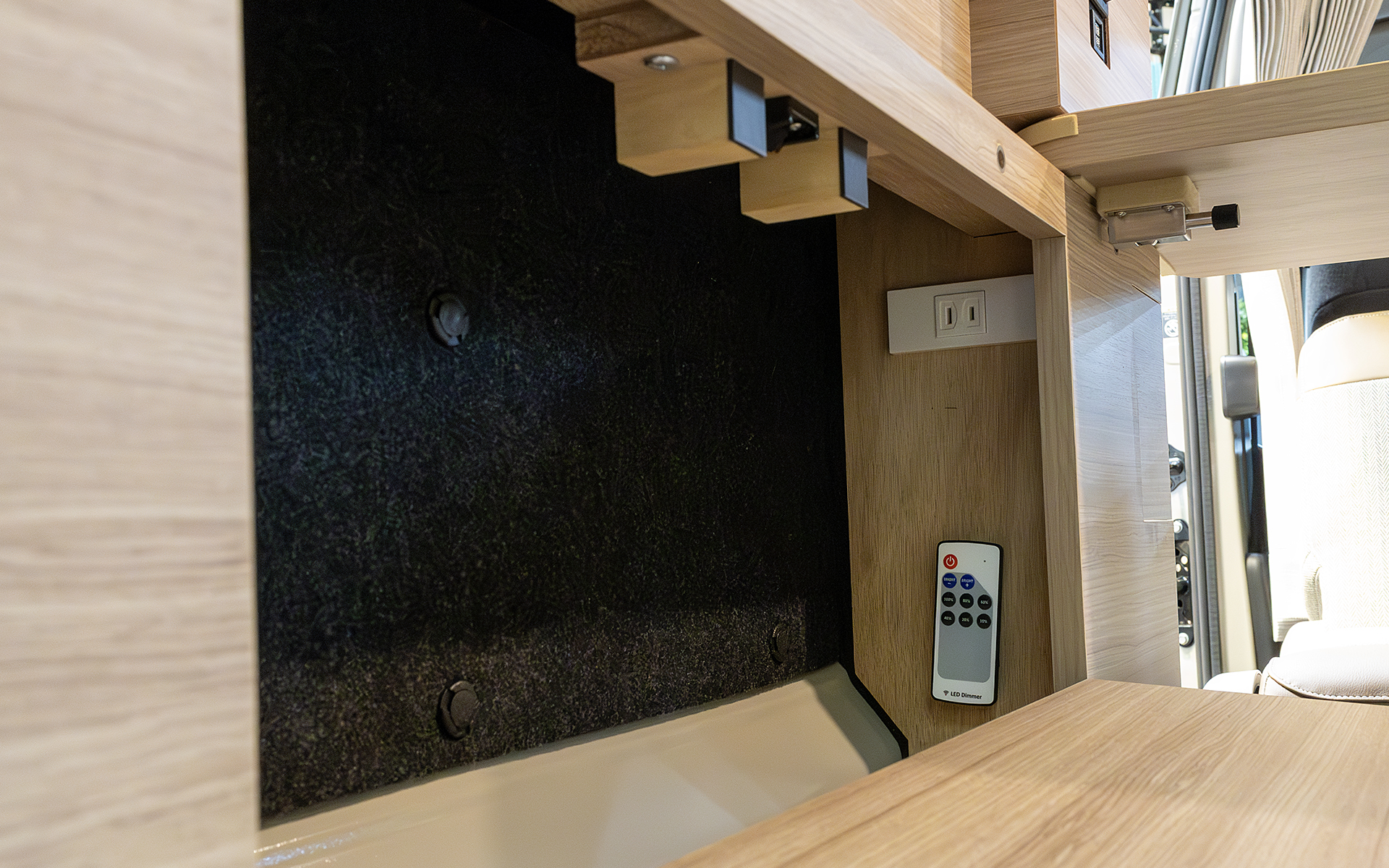 ボックス内に電源コンセントを用意。左は外部電源を引いたときに使うもの、右はポータブルバッテリにつながるもの。NV200はキャラバンほど室内空間がないので、電源が居住スペースに出ていると繋いだコードがジャマになることがあるのでボックス内にコンセントを設置している