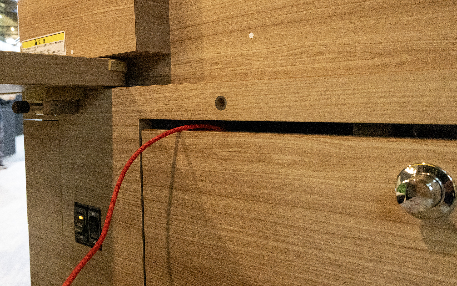 ふたを閉じた状態でもコードを取り出せるよう、本体とふたにはクリアランスが設けてある。太めのコードにも対応するよう設計しているとのこと