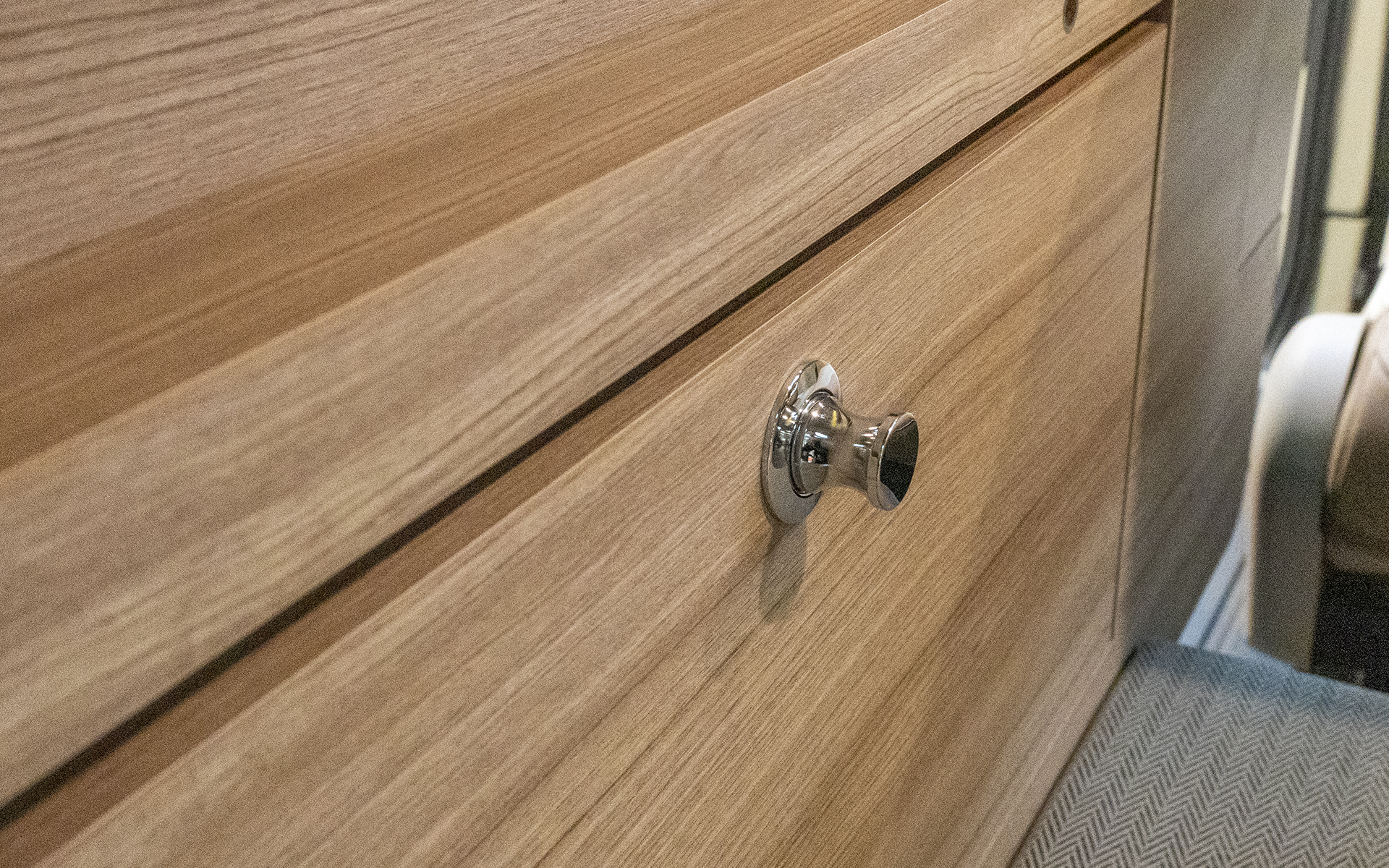 ふたを開けるためのノブもプッシュ式で、普段はふたから出っ張らないようセットしておける。これも居住スペースを快適に使うための仕様