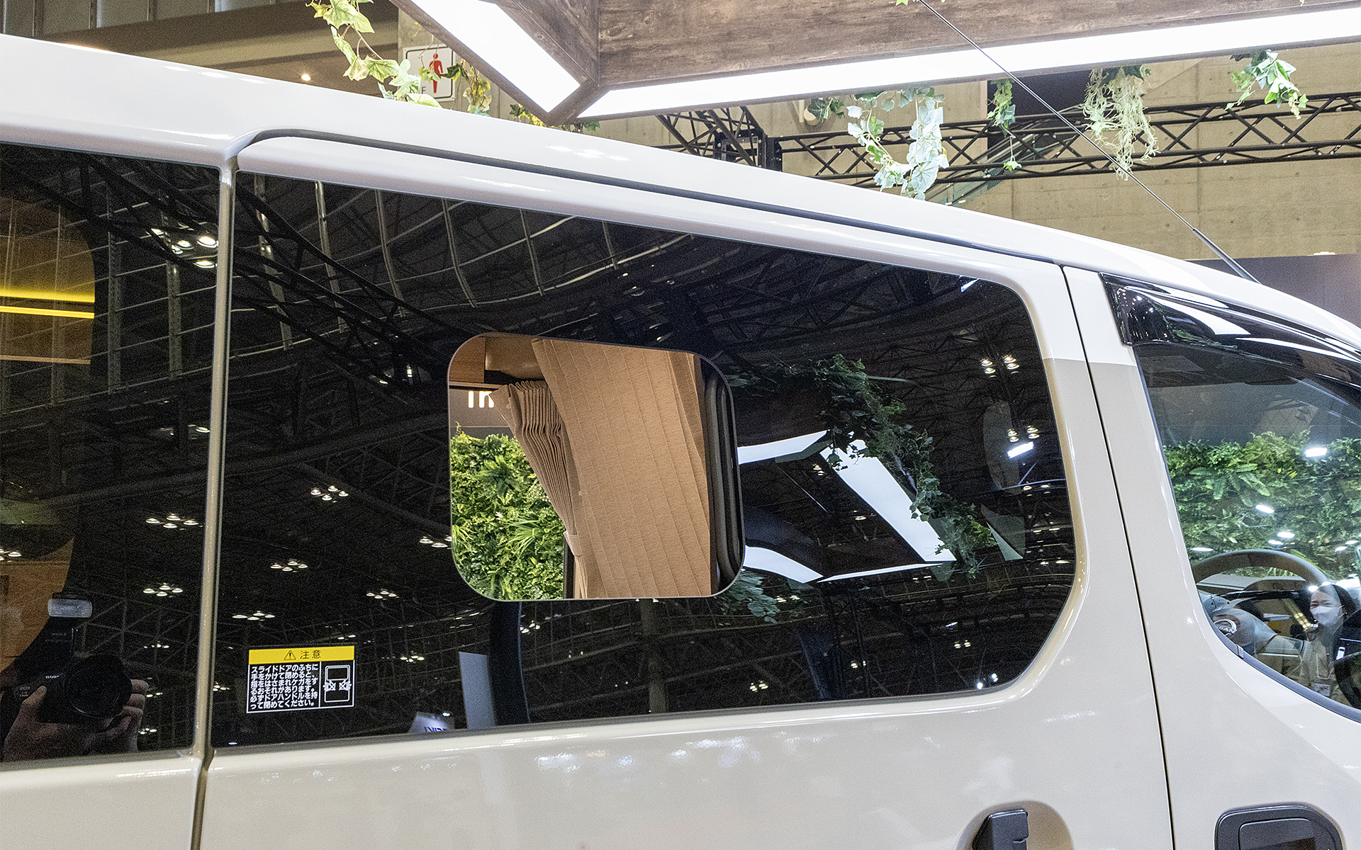 スライドドアの窓は換気ができるよう手動での開閉式となっている