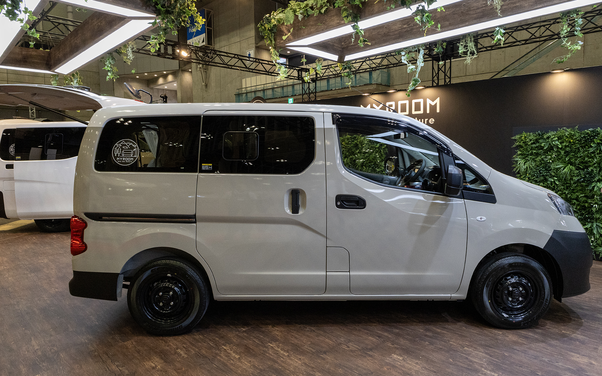 サンドベージュ色では上側がホワイトパールの塗り分けになっているが、よく見るとピラーごとの白い部分の長さが違う。開発時は同じ長さで塗り分けをしていたが、人の目で見ると塗りわけのラインが揃ってなく見えた。そこで「人の目で見てまっすぐ」になるよう何度も塗り直して、白い部分の長さを決めている