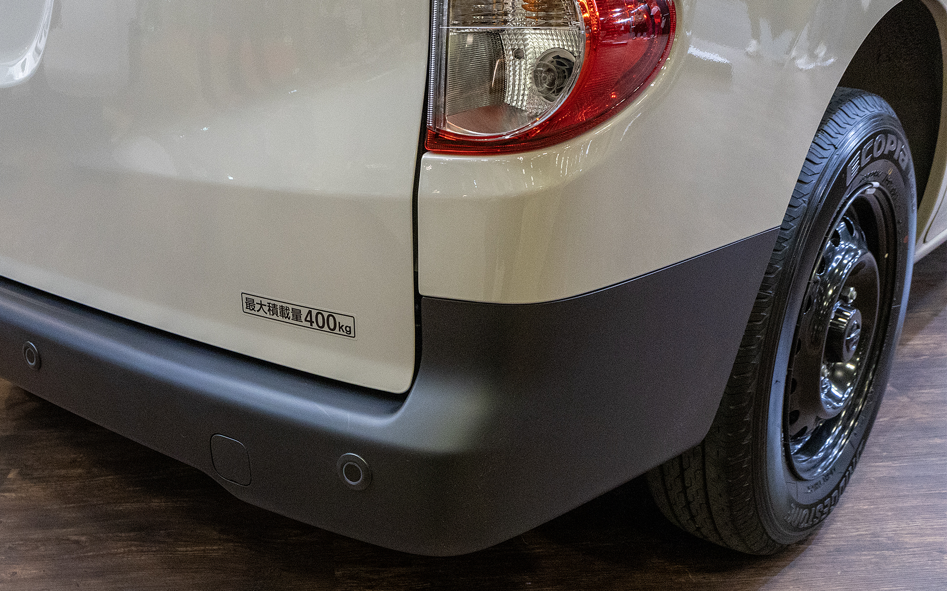 NV200のFF車はリアサスがリーフスプリングだが、MYROOMではリアサスを改良（コンフォートサスペンションを採用）し、乗り心地を良くしている。なお、車内装備があるので最大積載量の数値はベース車より低い400kgとなっている