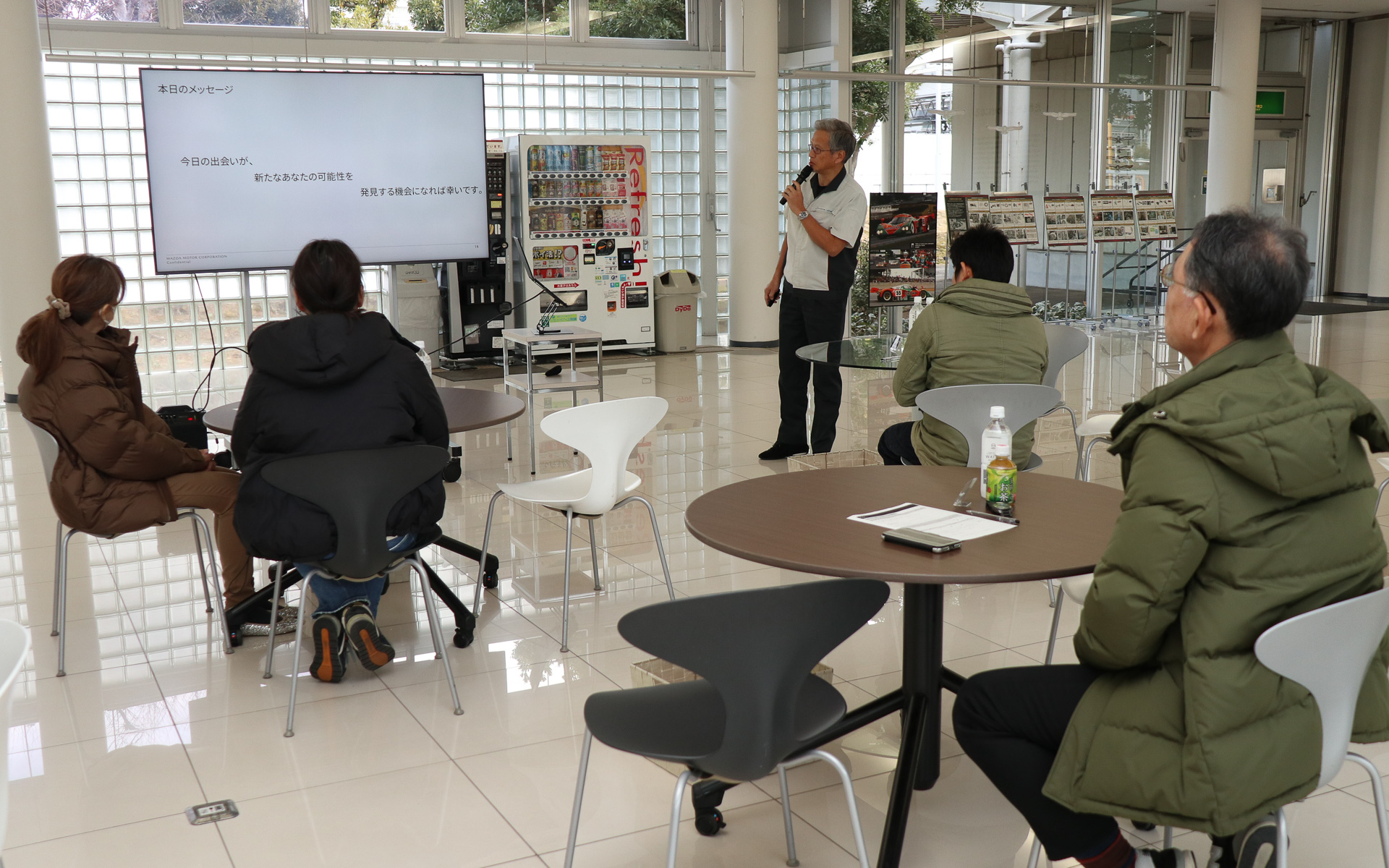 参加者に今日のレッスンで目指すポイントなどを説明する虫谷氏