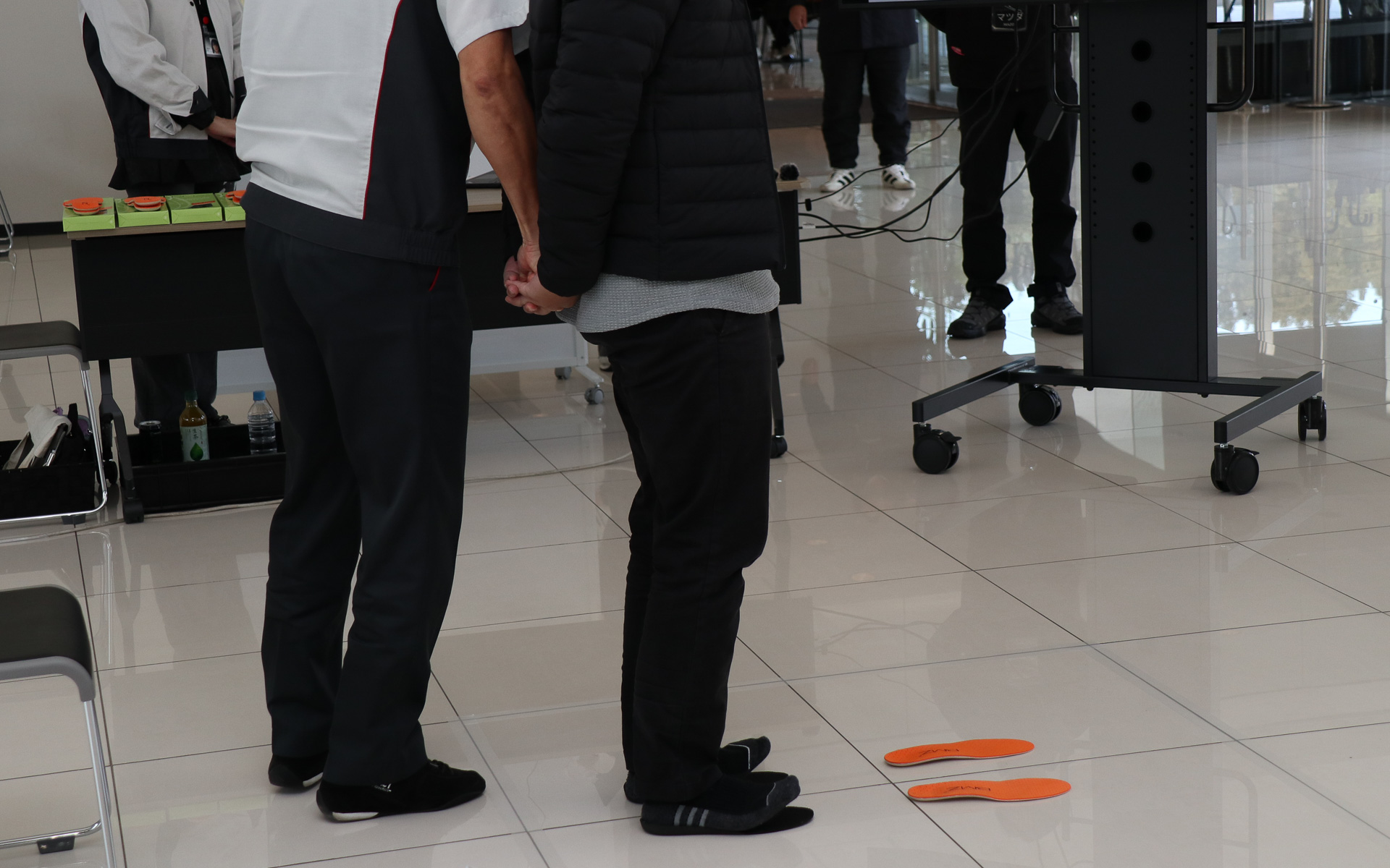 一般的な靴の中敷きに立っているときは、後ろ手に組んだ手を上から押されるとすぐ後ろに倒れそうになってしまう