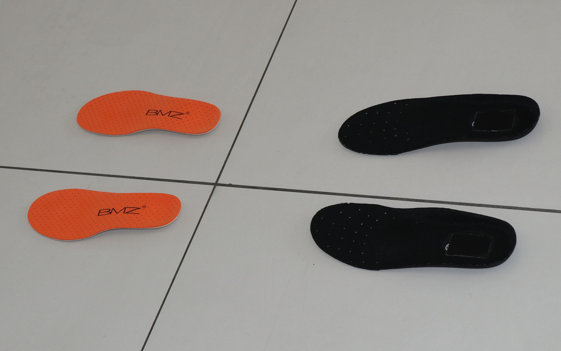 BMZのインソールは円で囲まれた位置に「立方骨」を支える突起を設定。足のアーチバランスを整え安定性と運動性を両立させる