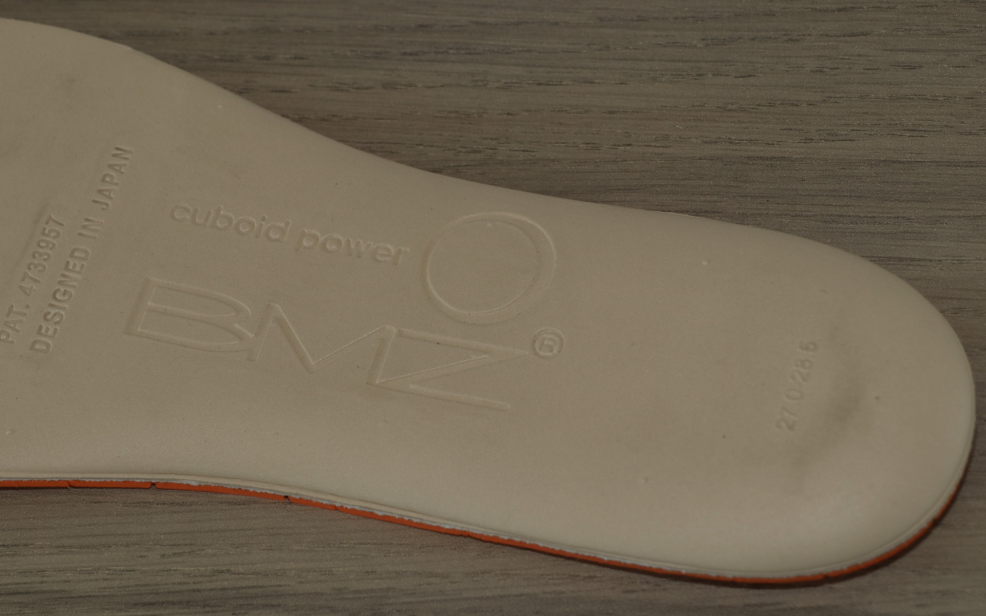 BMZのインソールは円で囲まれた位置に「立方骨」を支える突起を設定。足のアーチバランスを整え安定性と運動性を両立させる