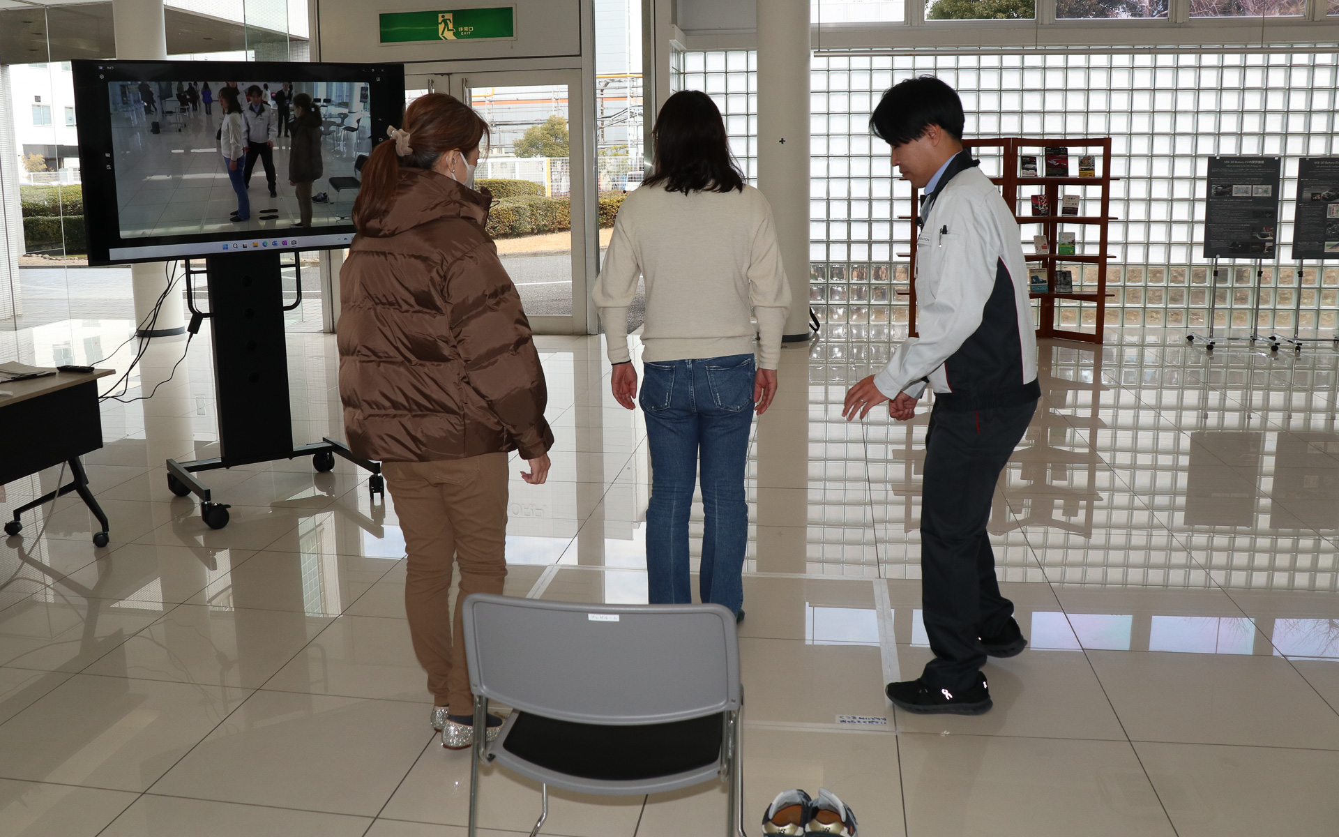 BMZのインソールの上に立って柱の目標を見ると、立方骨が支えられて視線が安定することを体験