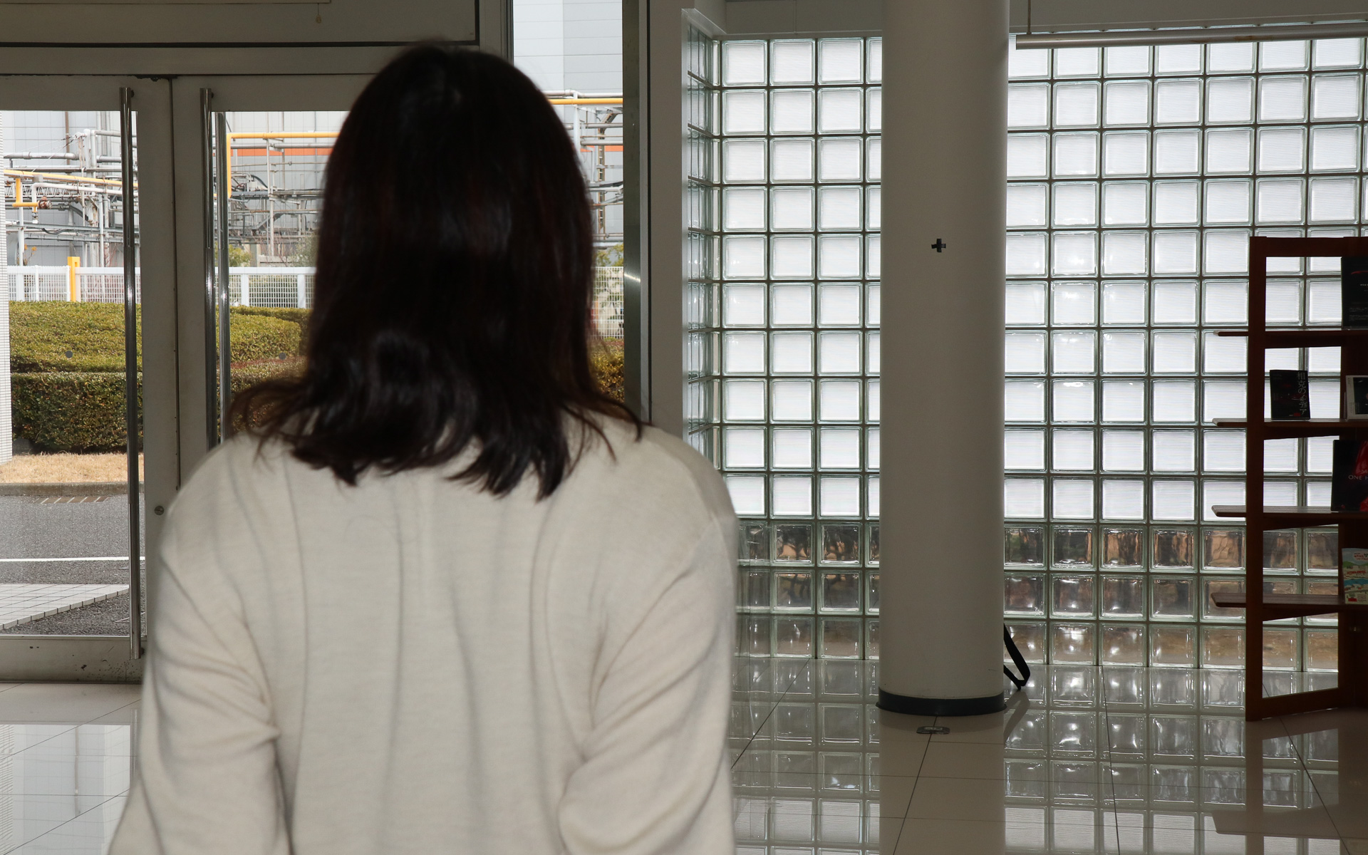 BMZのインソールの上に立って柱の目標を見ると、立方骨が支えられて視線が安定することを体験