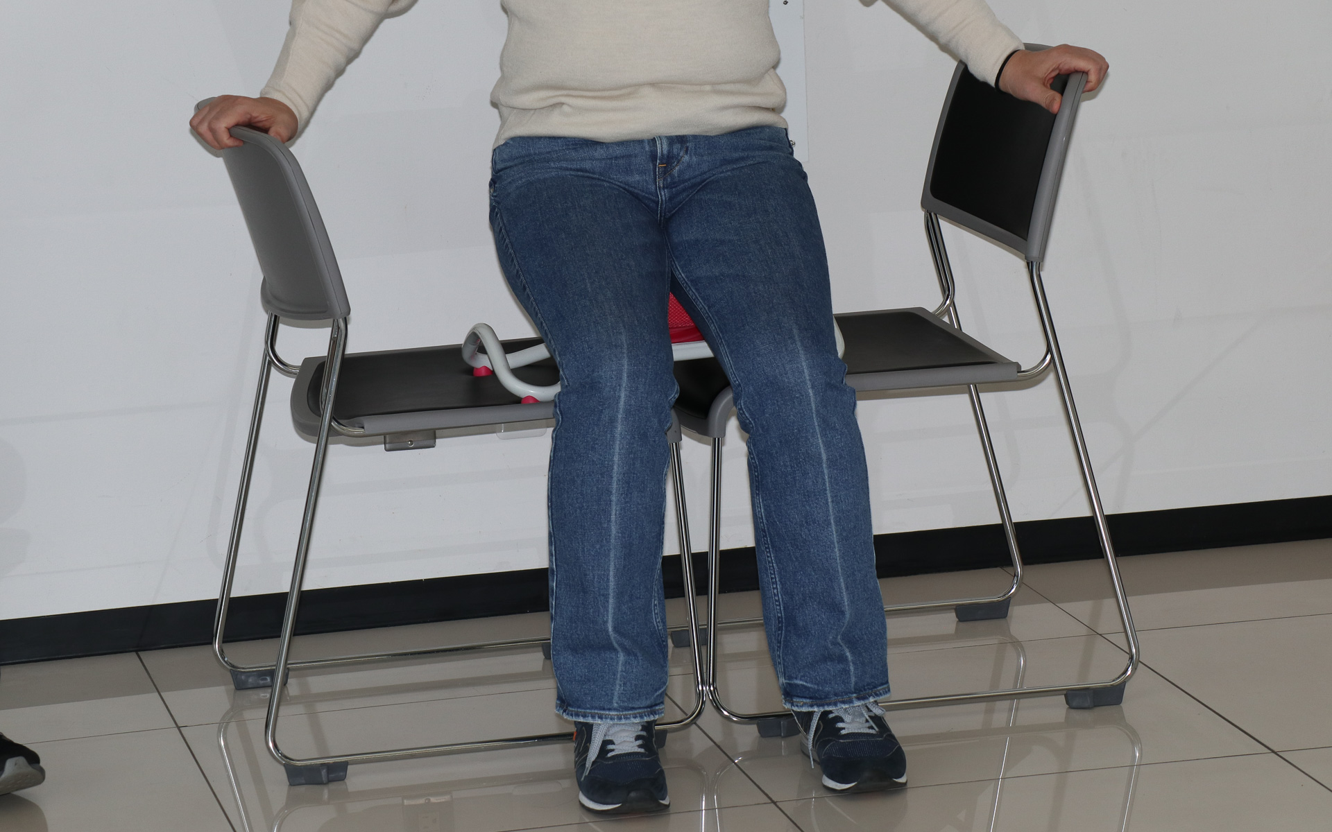 パイプイスの上に置かれた座面が自在に動く特殊なイスを使うレッスン