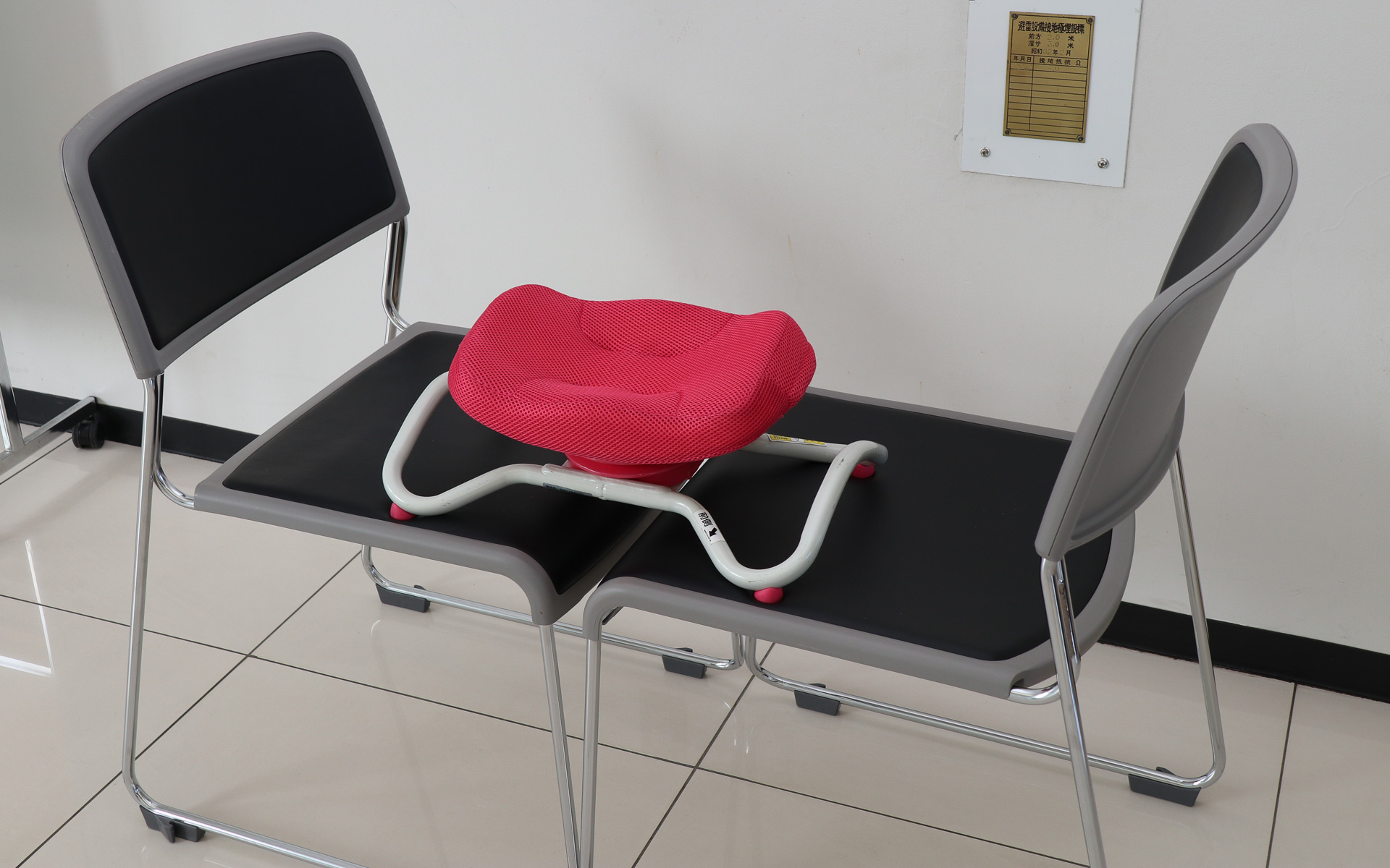 パイプイスの上に置かれた座面が自在に動く特殊なイスを使うレッスン