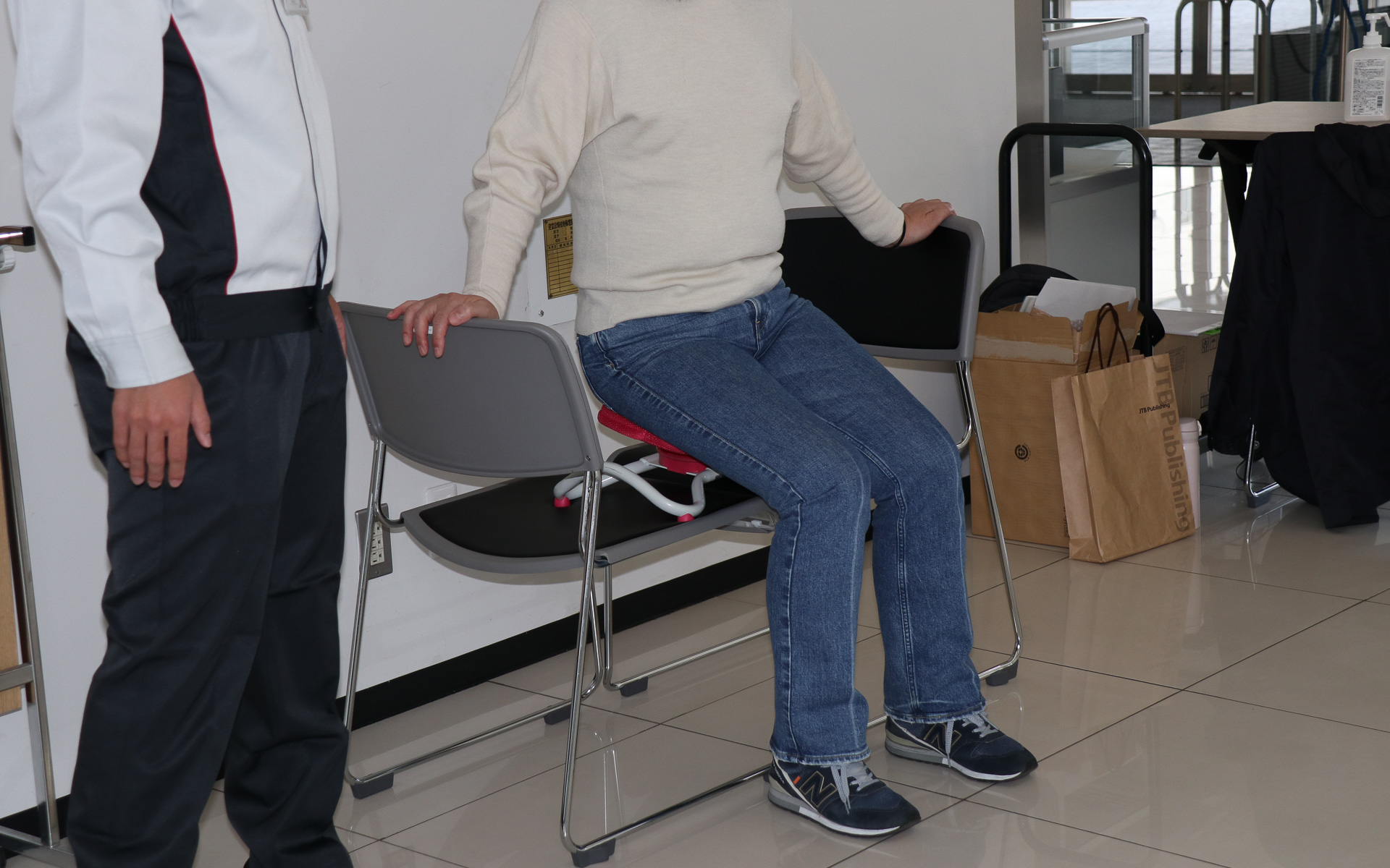 骨盤を立てた姿勢だと視線が安定することを体験した