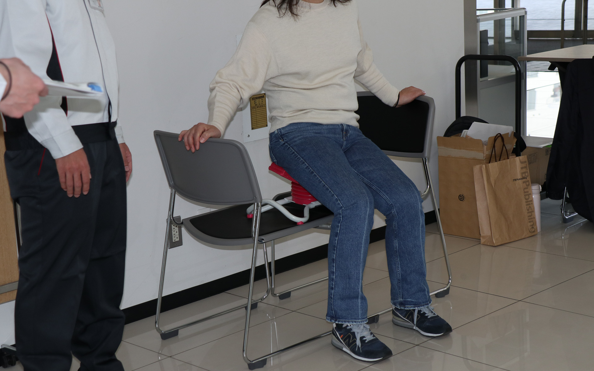 骨盤を立てた姿勢だと視線が安定することを体験した