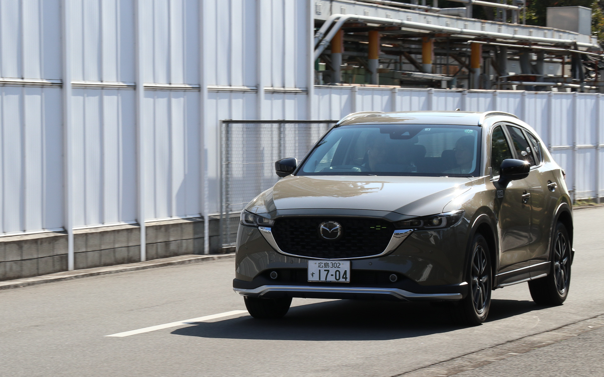 まずは虫谷氏が広報車の「CX-5」で走るコースや注意すべきポイントなどを紹介して同乗レッスンに移行。マツダR＆Dセンター横浜の広場や社員用駐車場などのスペースを活用して、低速走行で運転操作を確認していく