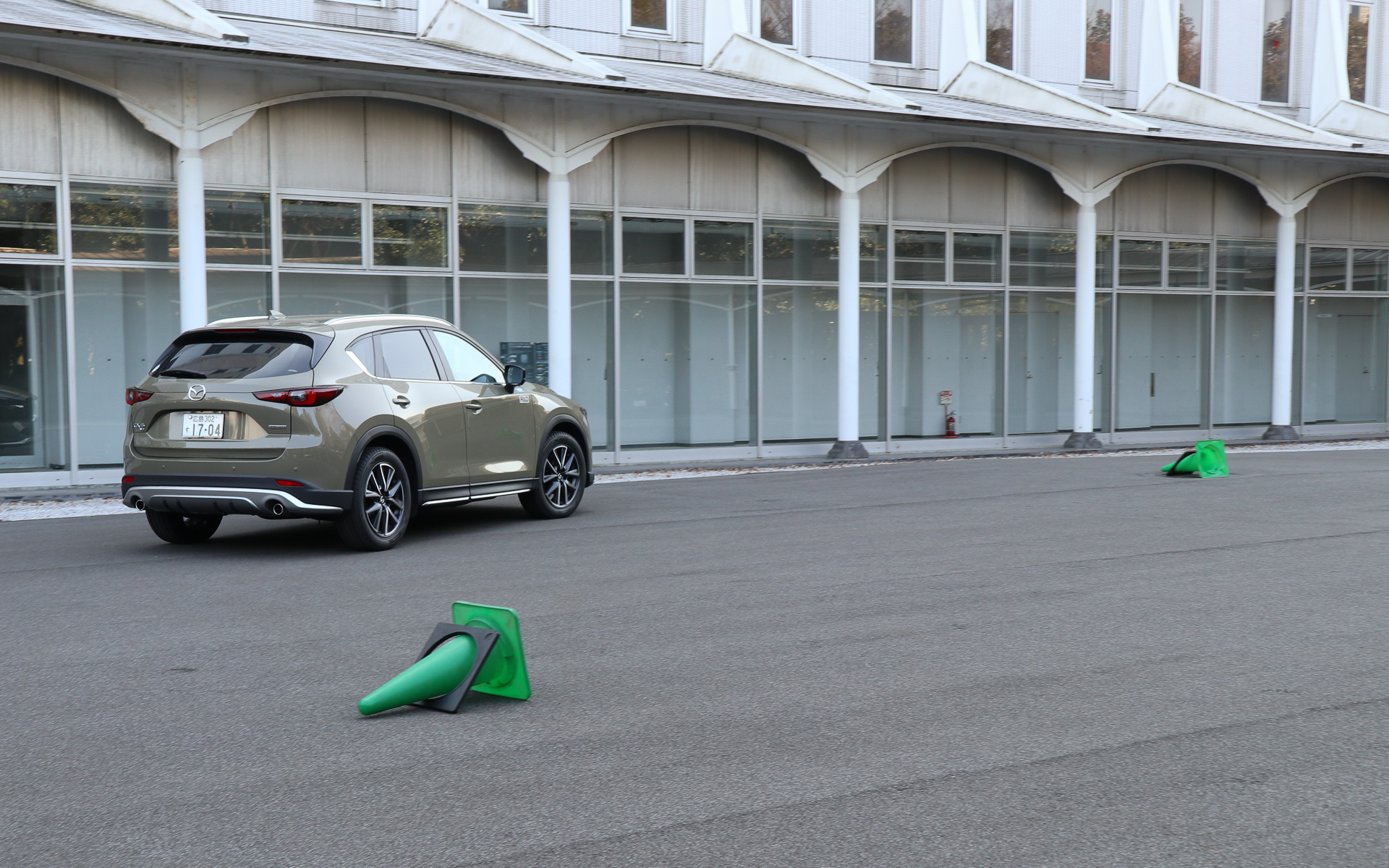 まずは虫谷氏が広報車の「CX-5」で走るコースや注意すべきポイントなどを紹介して同乗レッスンに移行。マツダR＆Dセンター横浜の広場や社員用駐車場などのスペースを活用して、低速走行で運転操作を確認していく