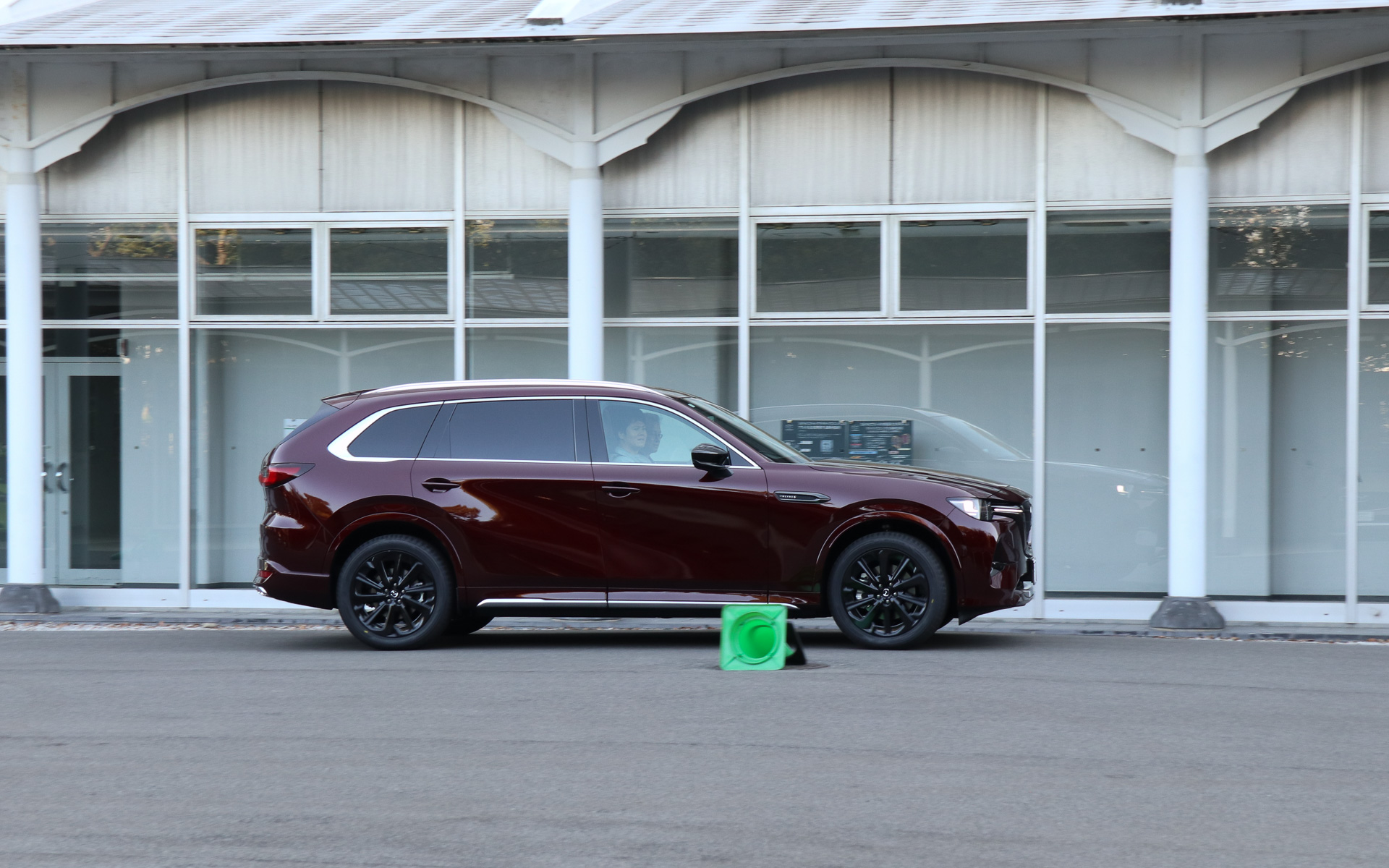 まずは虫谷氏が広報車の「CX-5」で走るコースや注意すべきポイントなどを紹介して同乗レッスンに移行。マツダR＆Dセンター横浜の広場や社員用駐車場などのスペースを活用して、低速走行で運転操作を確認していく