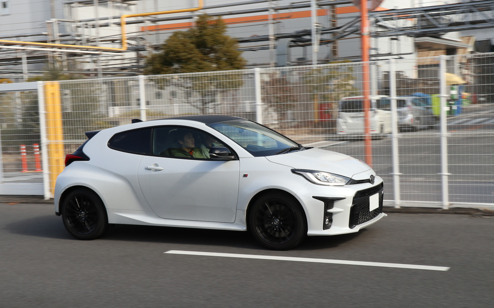 まずは虫谷氏が広報車の「CX-5」で走るコースや注意すべきポイントなどを紹介して同乗レッスンに移行。マツダR＆Dセンター横浜の広場や社員用駐車場などのスペースを活用して、低速走行で運転操作を確認していく