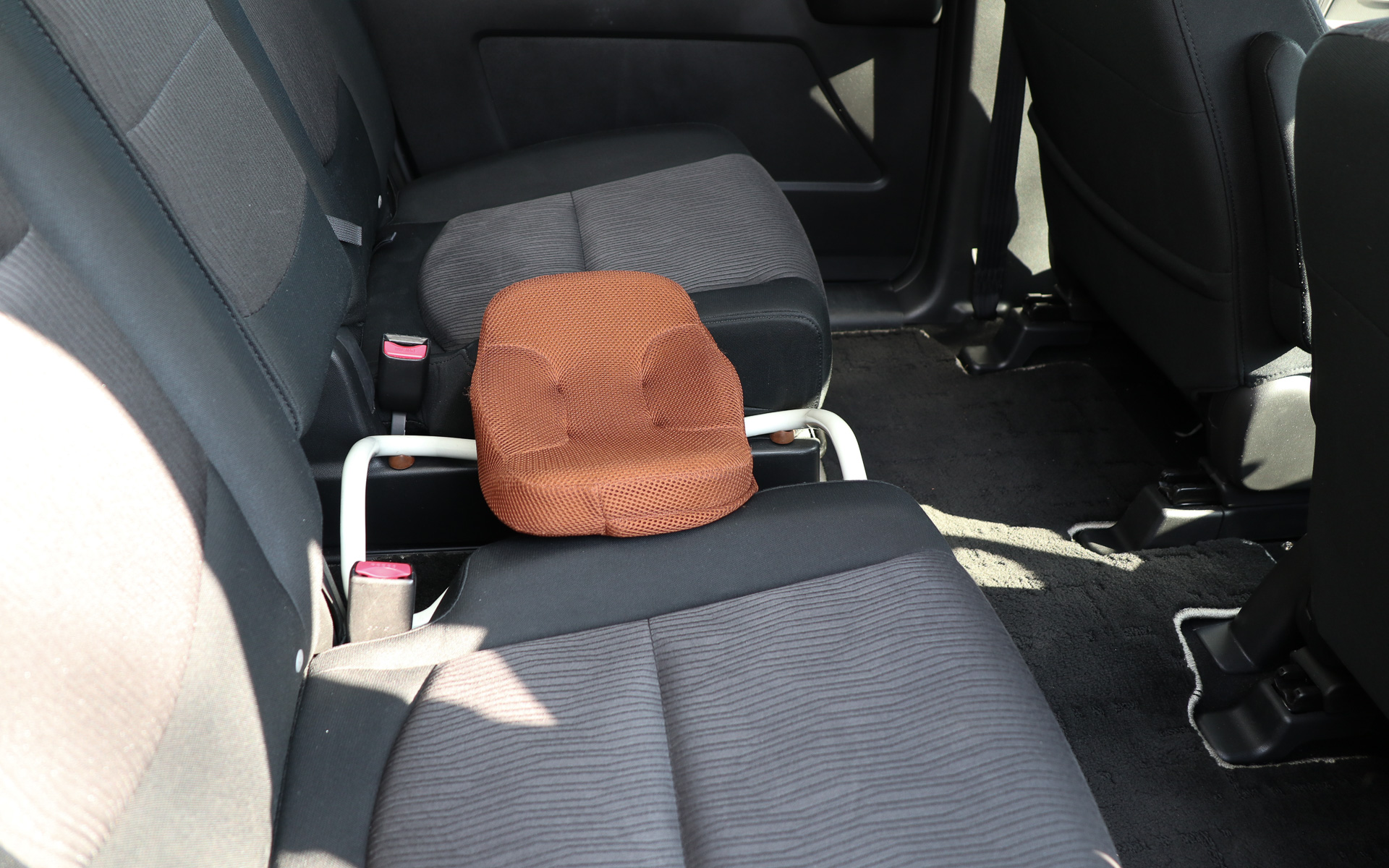 セカンドシート間に設置された座面が自在に動くシート。背もたれなどのサポートが一切ないため、ちょっとしたG（加速度）が直接体に伝わってくる