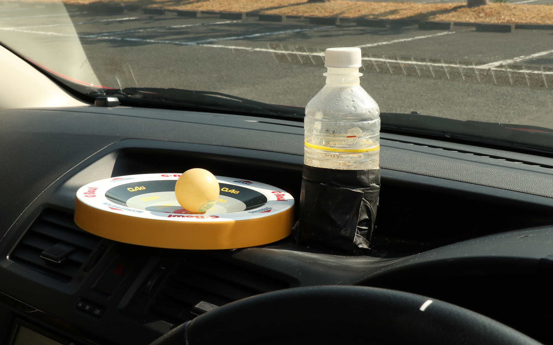 車両に発生するGを可視化する「Gボール」をインパネに設置